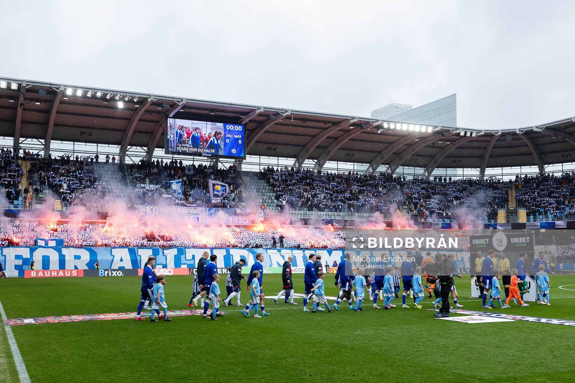 Spelarna på väg in för line up inför fotbollsmatchen i Allsvenskan mellan IFK Göteborg och Malmö FF den 25 maj 2025 i Göteborg. 