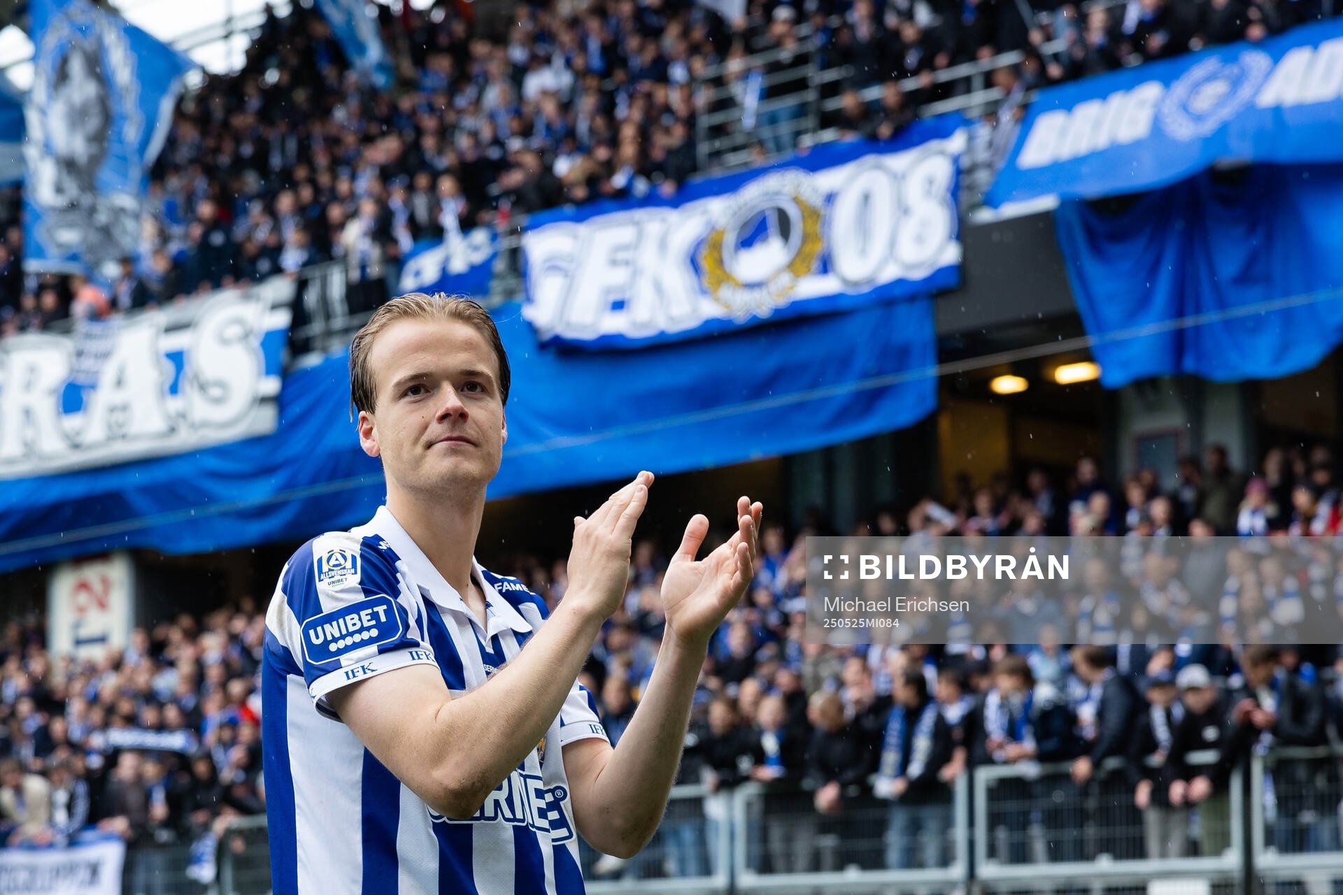 IFK Göteborgs August Erlingmark tackar publiken efter fotbollsmatchen i Allsvenskan mellan IFK Göteborg och Malmö FF den 25 maj 2025 i Göteborg.