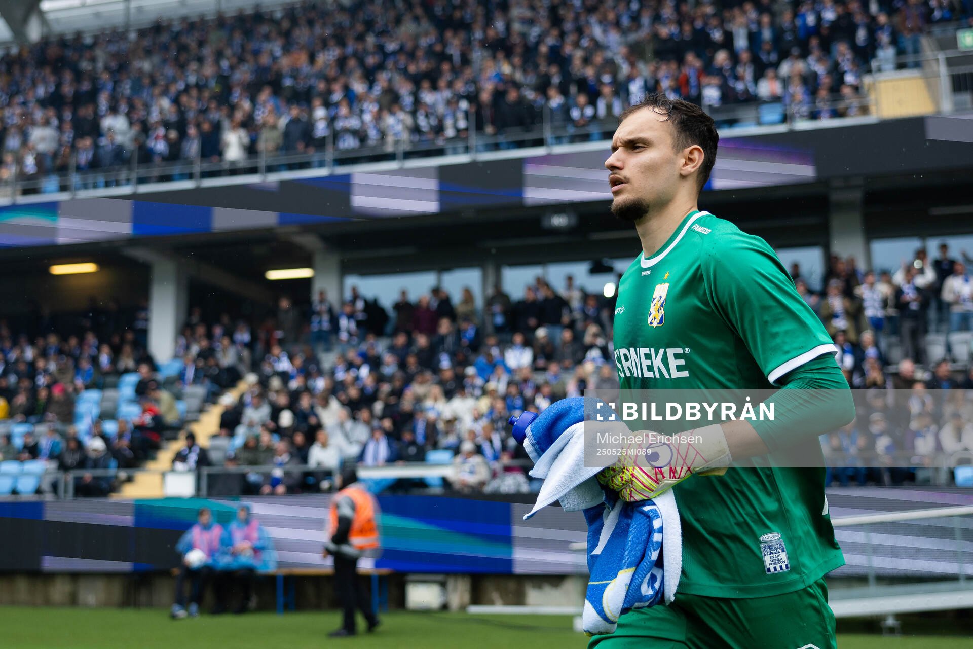 IFK Göteborgs målvakt Elis Bishesari inför fotbollsmatchen i Allsvenskan mellan IFK Göteborg och Malmö FF den 25 maj 2025 i Göteborg.