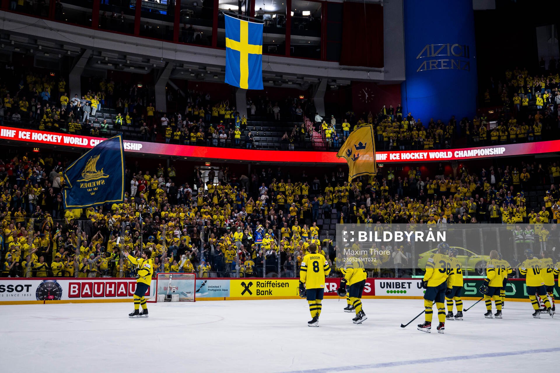 Players of Sweden recognizes the spectators