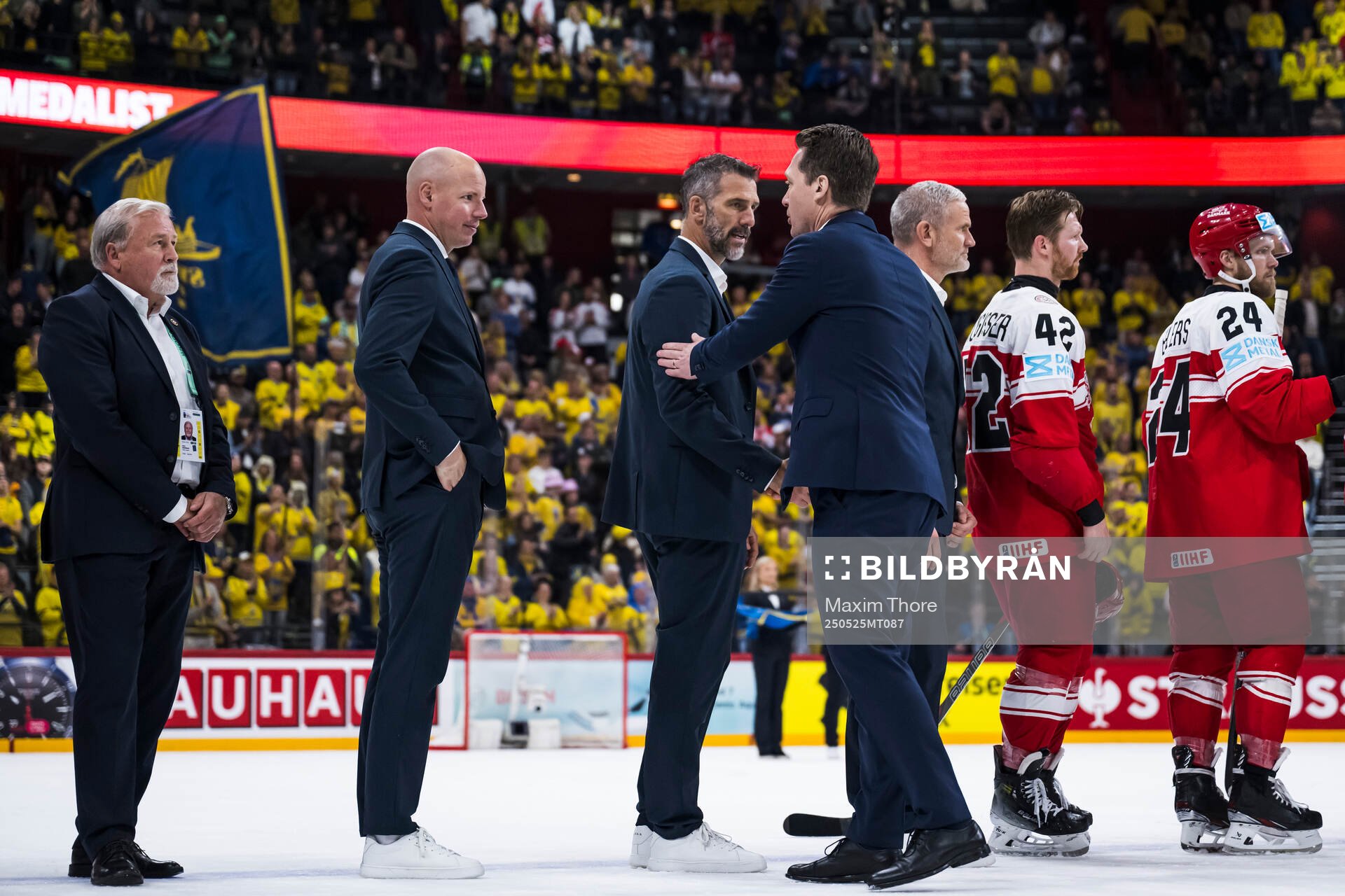 Head coach Sam Hallam of Sweden thank Andreas Lilja and