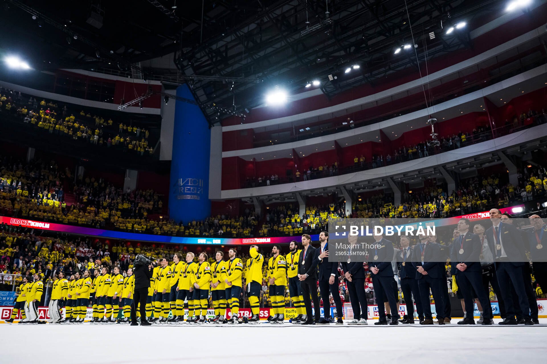 The players and staff of Sweden gather for the national