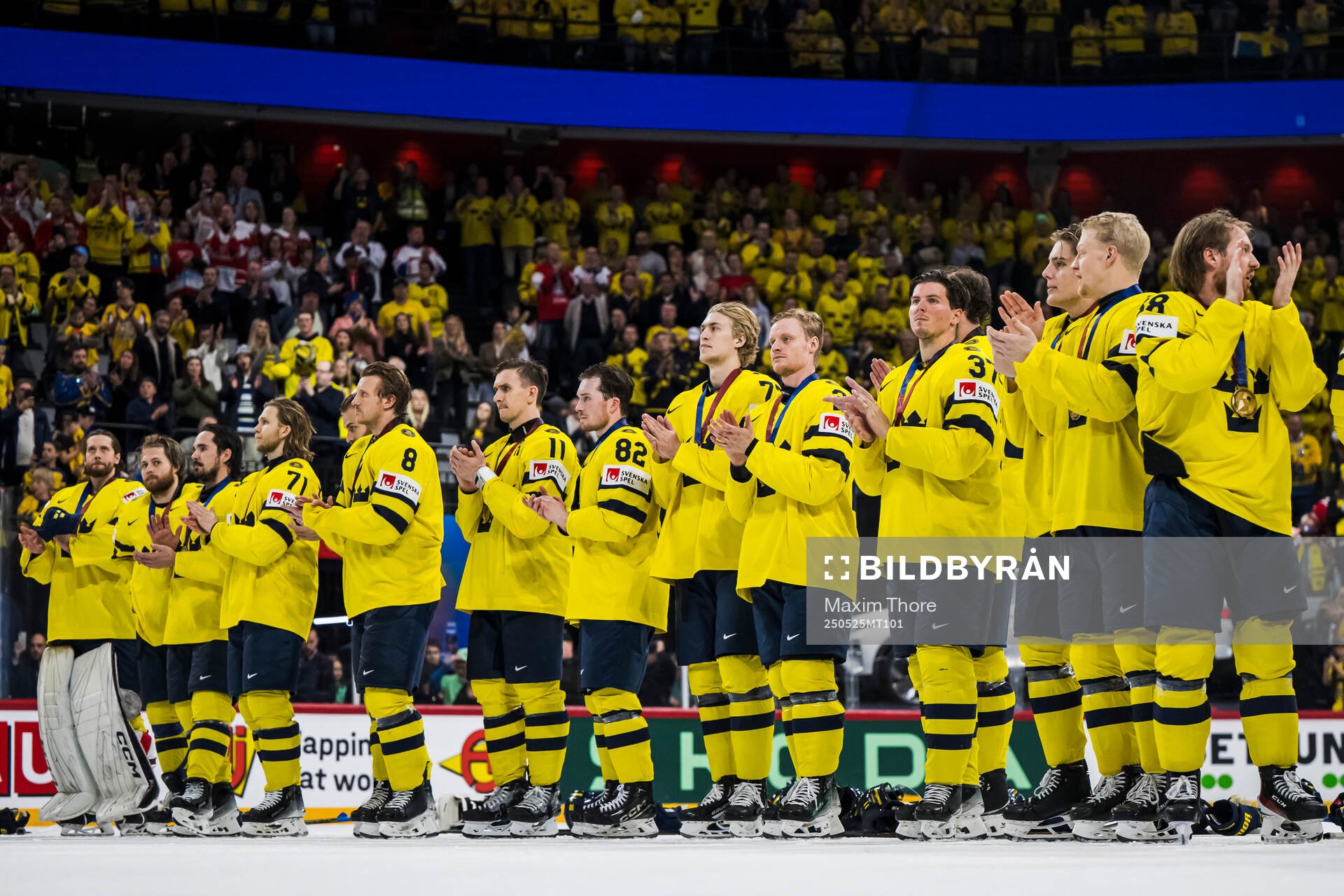The players of Sweden thank the supporters with