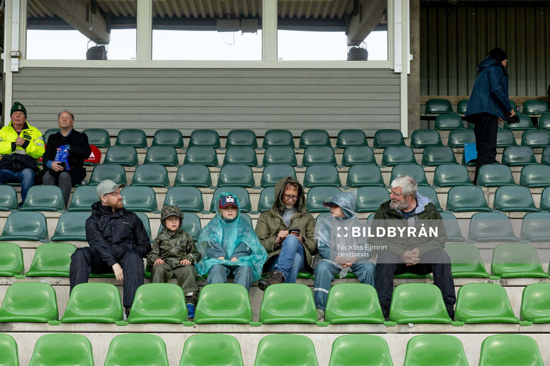 Publiken börjar samlas inför fotbollsmatchen i Superettan mellan Varberg och Kalmar den 25 maj 2025 i Varberg. 