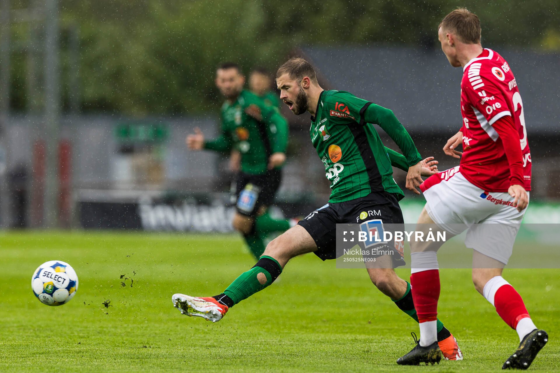 Varbergs Oliver Alfonsi under fotbollsmatchen i Superettan mellan Varberg och Kalmar den 25 maj 2025 i Varberg. 