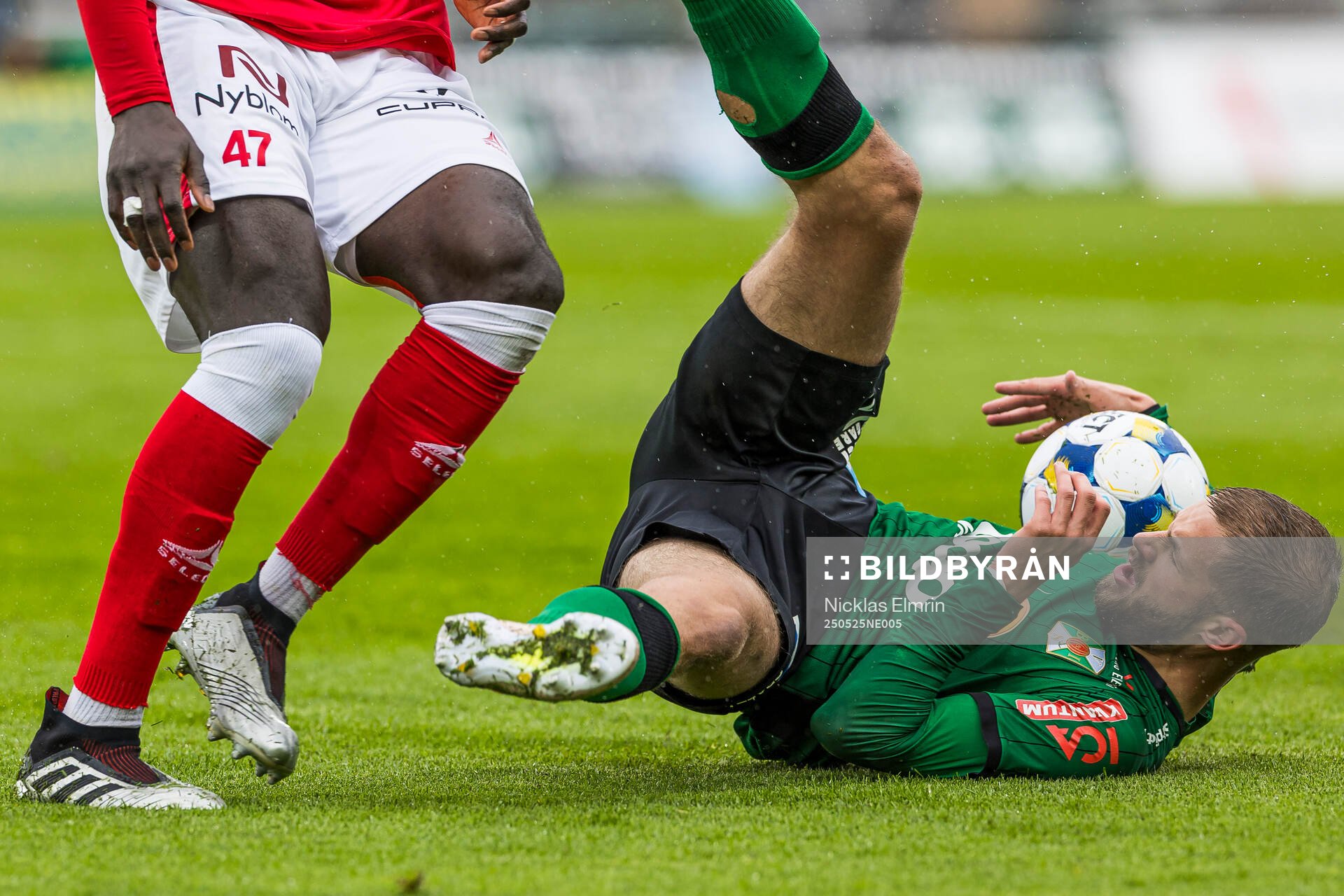 Varbergs Oliver Alfonsi under fotbollsmatchen i Superettan mellan Varberg och Kalmar den 25 maj 2025 i Varberg. 