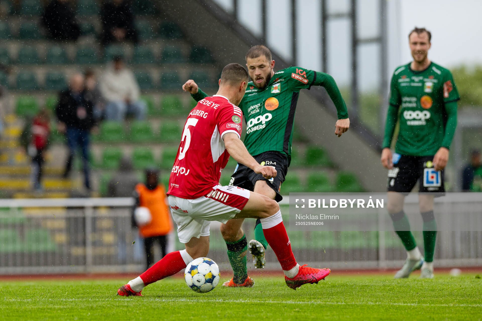 Varbergs Oliver Alfonsi under fotbollsmatchen i Superettan mellan Varberg och Kalmar den 25 maj 2025 i Varberg. 