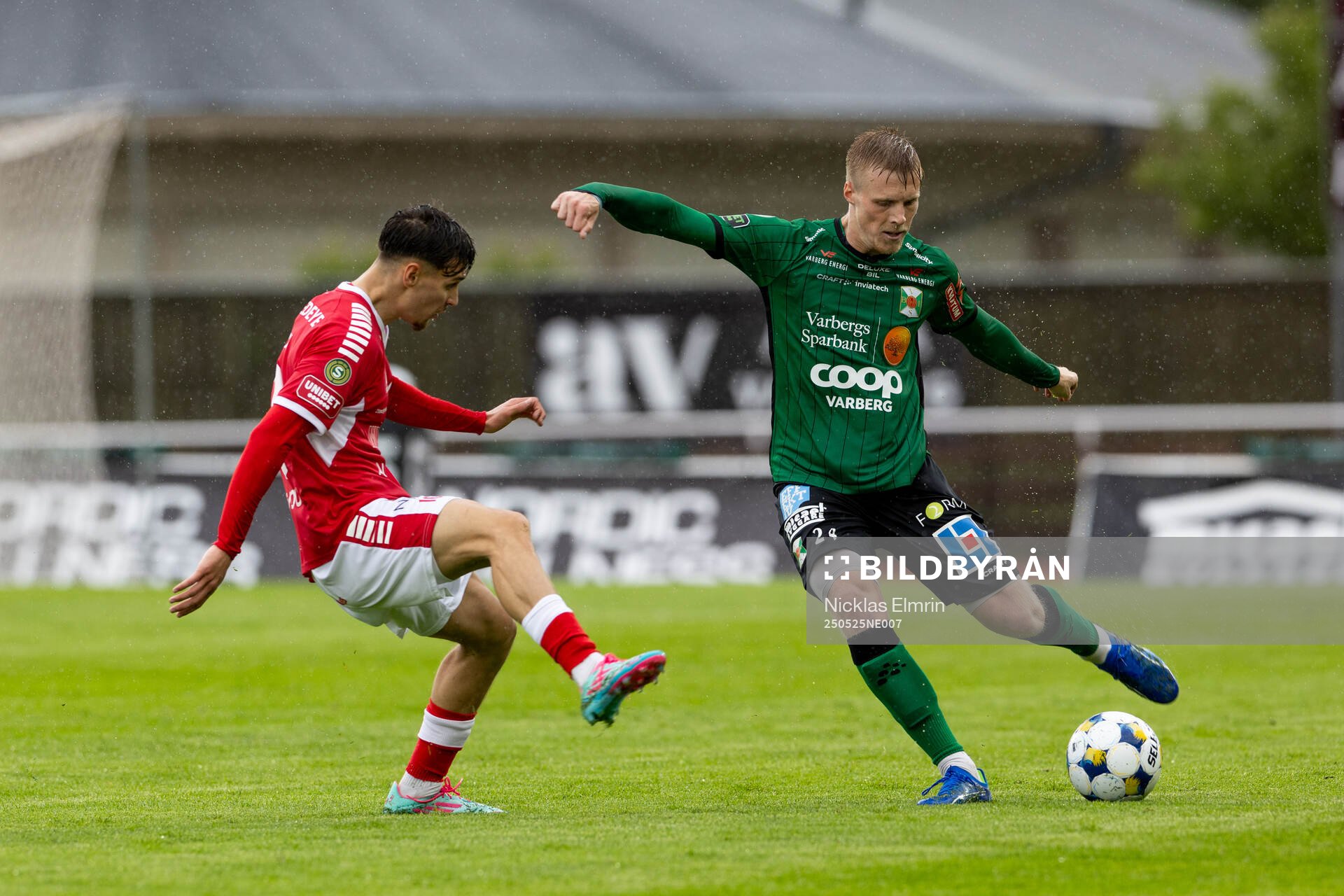 Varbergs Emil Hellman och Kalmars Camil Jebara under fotbollsmatchen i Superettan mellan Varberg och Kalmar den 25 maj 2025 i Varberg. 
