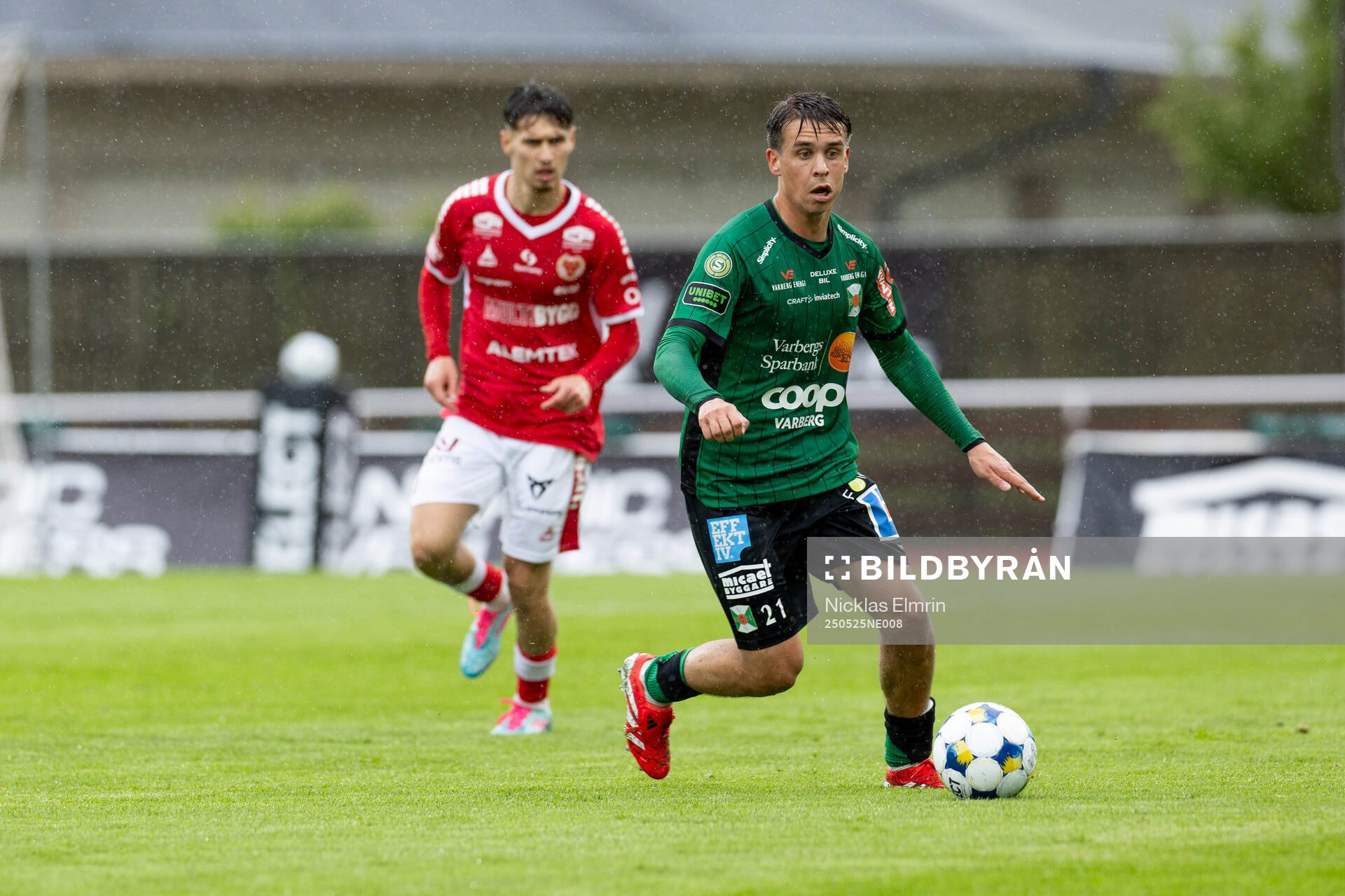 Varbergs Isak Vidjeskog under fotbollsmatchen i Superettan mellan Varberg och Kalmar den 25 maj 2025 i Varberg. 