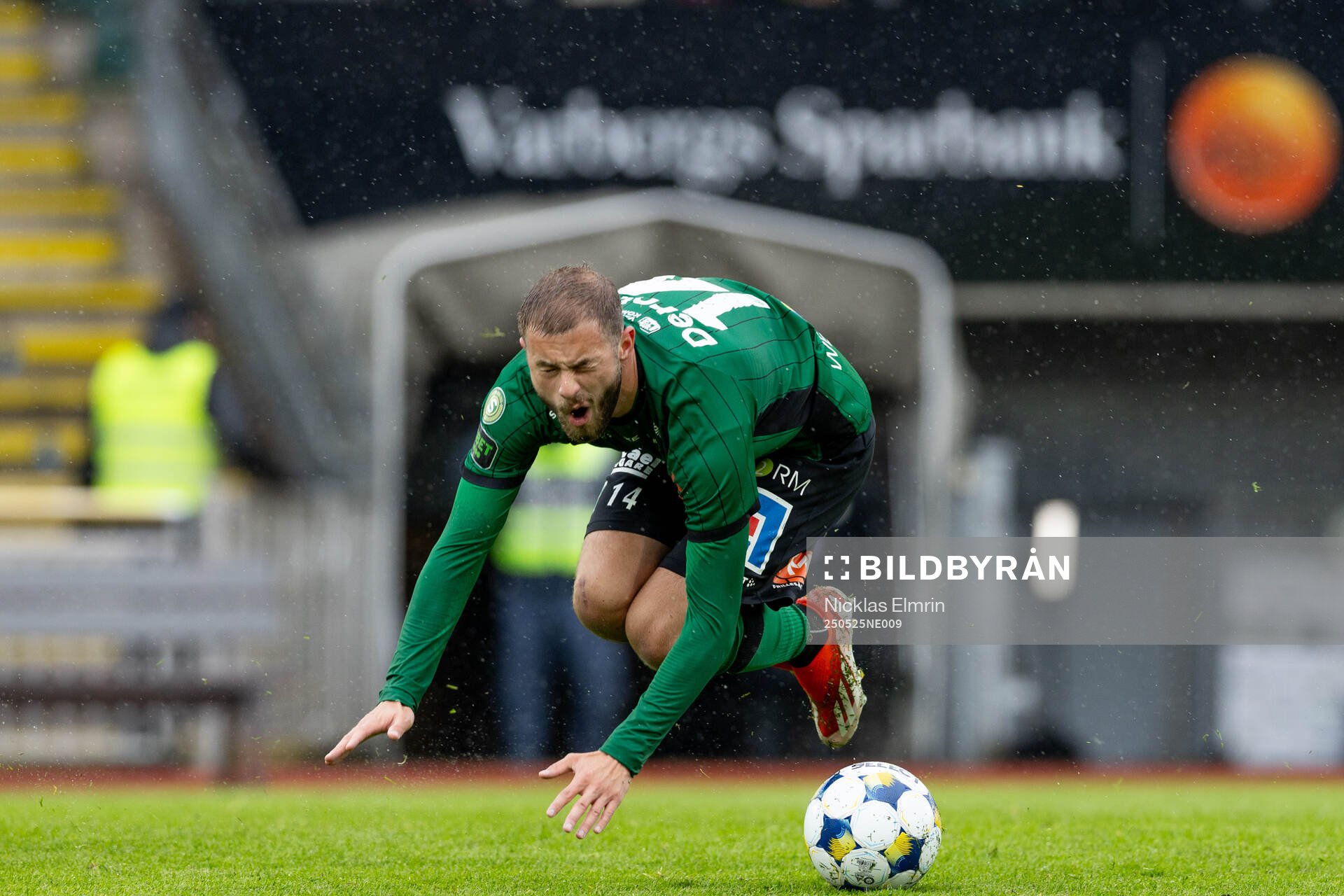 Varbergs Oliver Alfonsi under fotbollsmatchen i Superettan mellan Varberg och Kalmar den 25 maj 2025 i Varberg. 