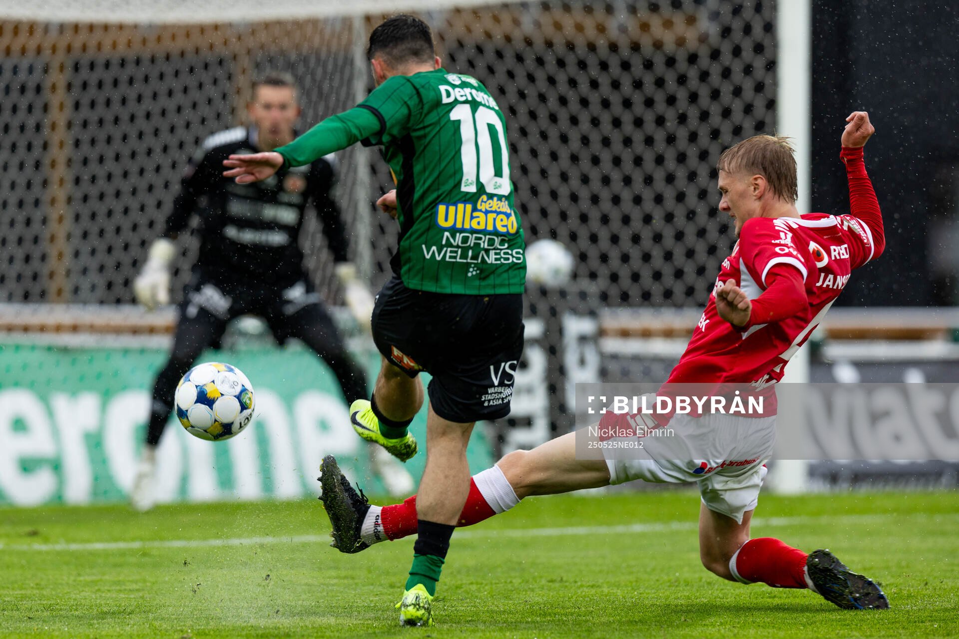 Kalmars Rony Jansson och Varbergs Laorent Shabani under fotbollsmatchen i Superettan mellan Varberg och Kalmar den 25 maj 2025 i Varberg. 