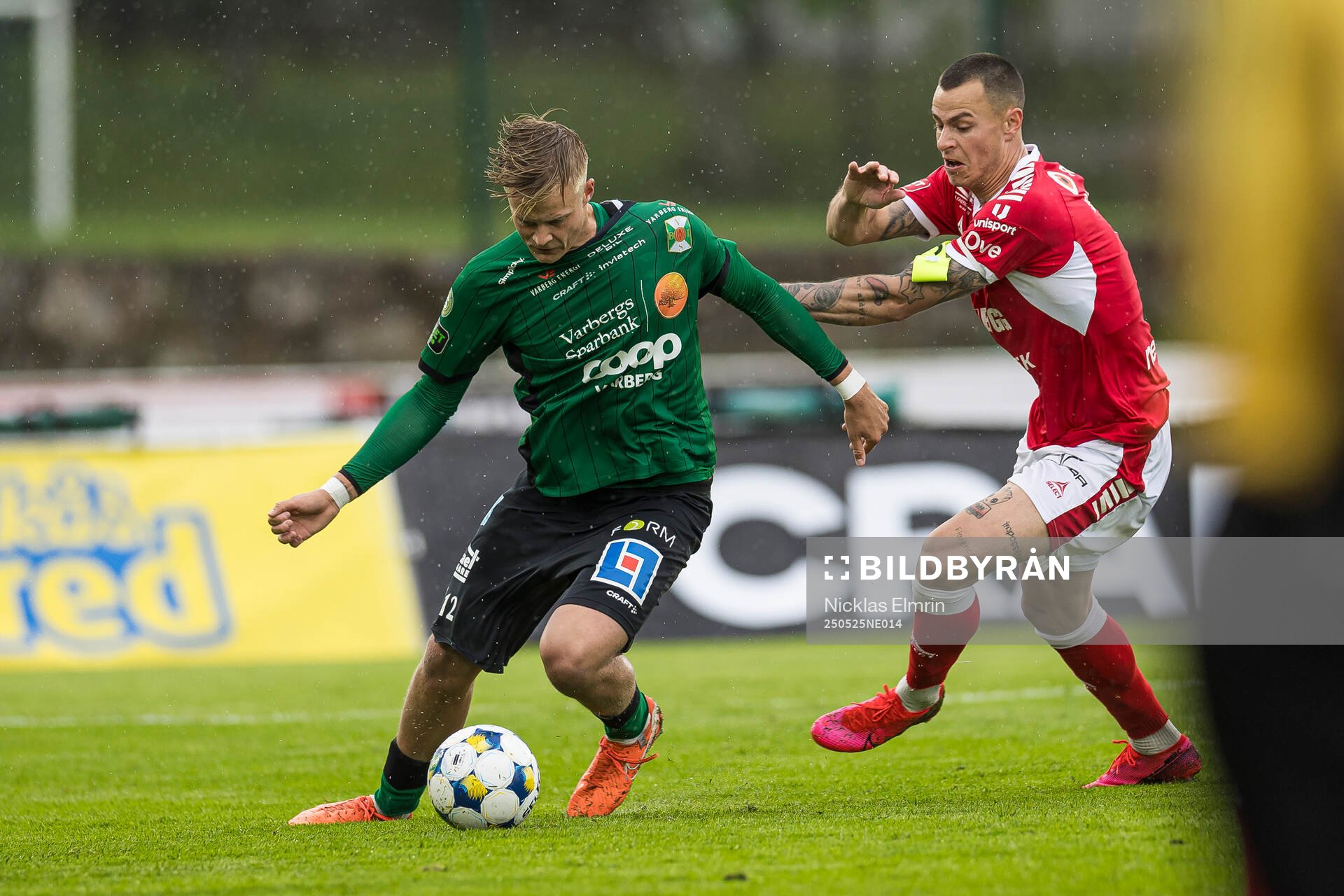 Varbergs Edvin Tellgren och Kalmars Melker Hallberg under fotbollsmatchen i Superettan mellan Varberg och Kalmar den 25 maj 2025 i Varberg. 
