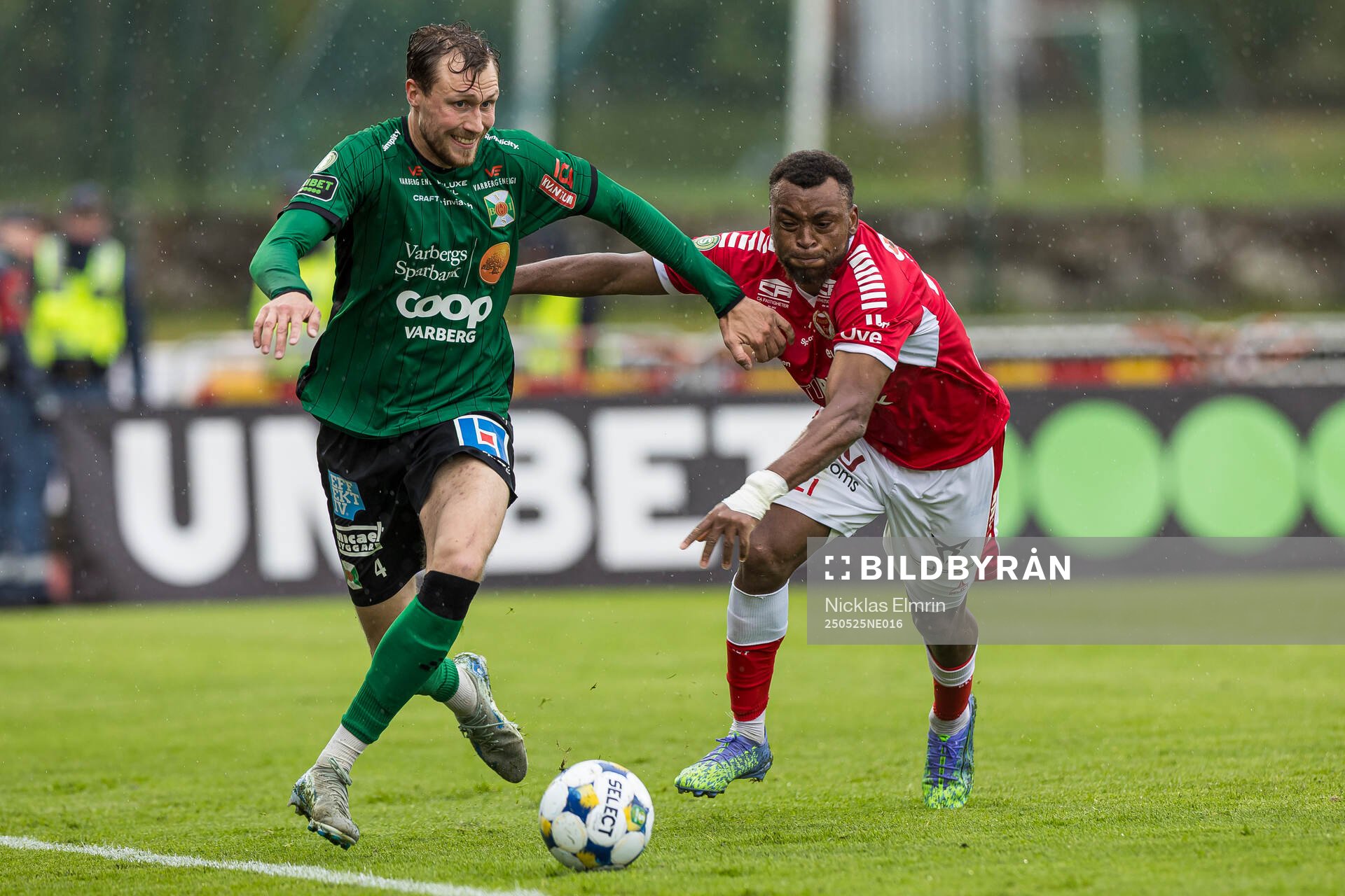 Varbergs Niklas Dahlström och Kalmars Abdussalam Magashy under fotbollsmatchen i Superettan mellan Varberg och Kalmar den 25 maj 2025 i Varberg.