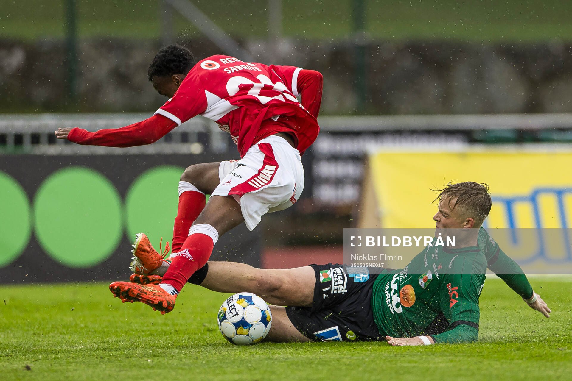 Kalmars Abdi Sabriye och Varbergs Edvin Tellgren under fotbollsmatchen i Superettan mellan Varberg och Kalmar den 25 maj 2025 i Varberg. 