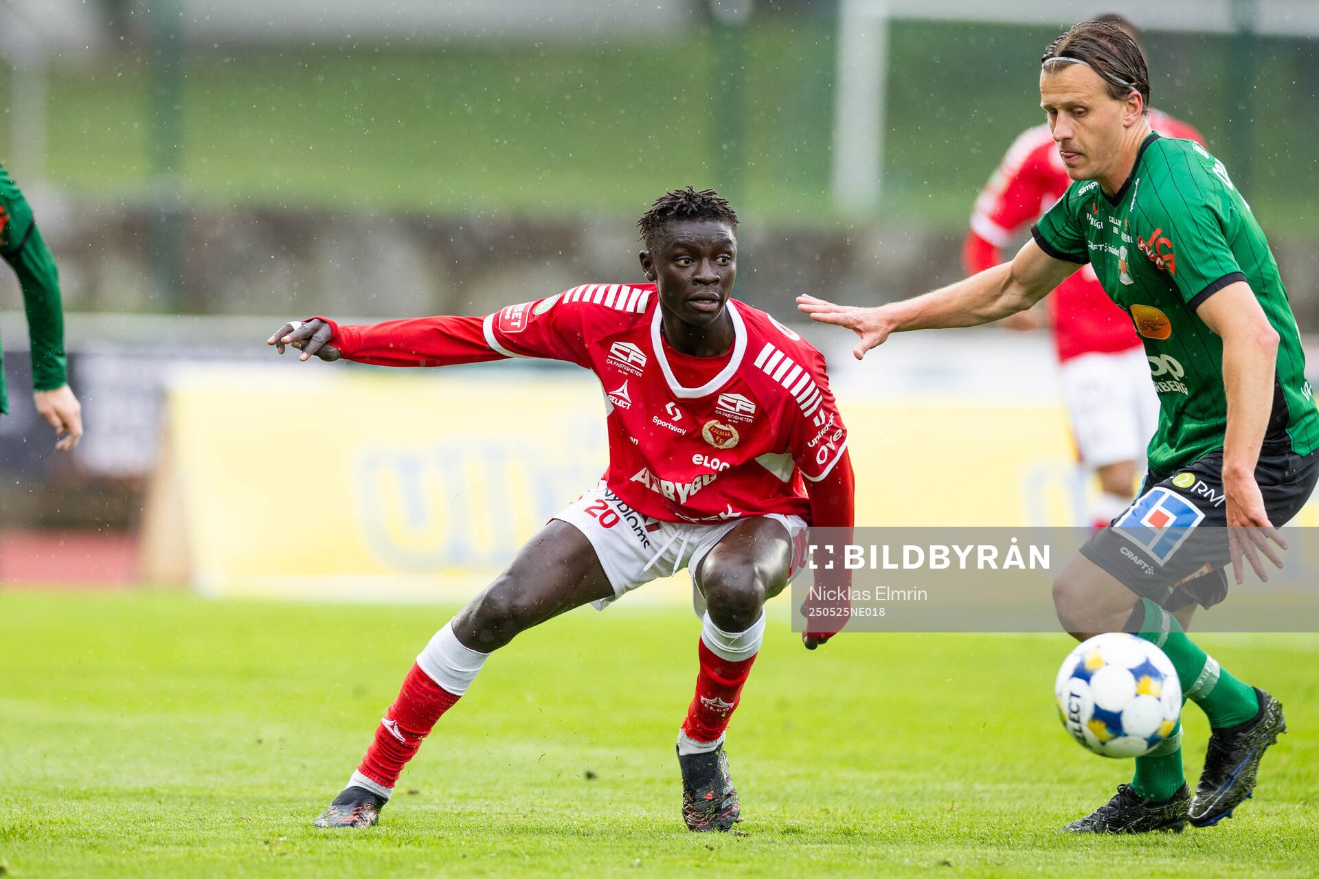 Kalmars Gibril Sosseh och Varbergs Jesper Jonasson Westermark under fotbollsmatchen i Superettan mellan Varberg och Kalmar den 25 maj 2025 i Varberg.
