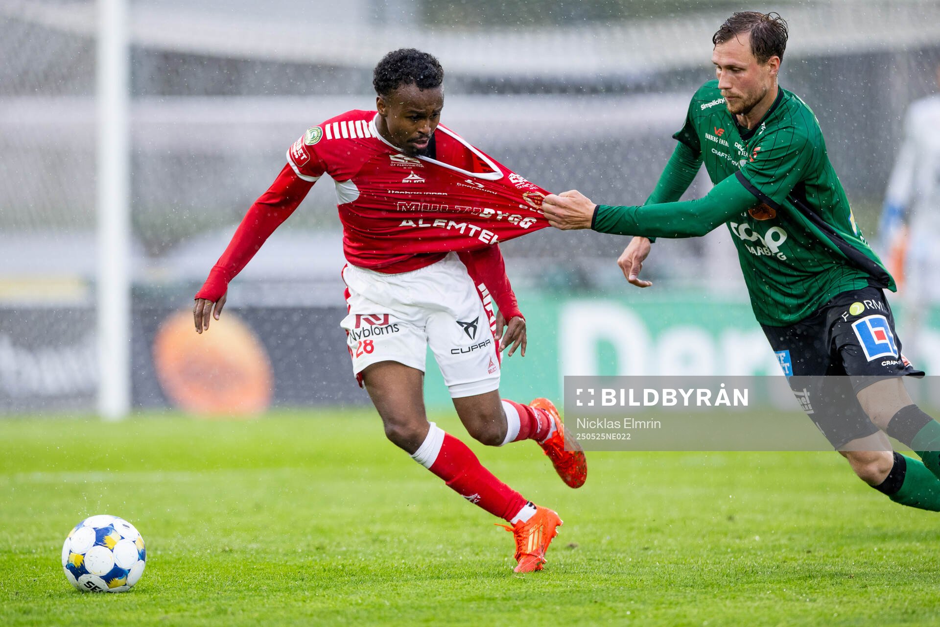 Kalmars Abdi Sabriye och Varbergs Niklas Dahlström under fotbollsmatchen i Superettan mellan Varberg och Kalmar den 25 maj 2025 i Varberg. 