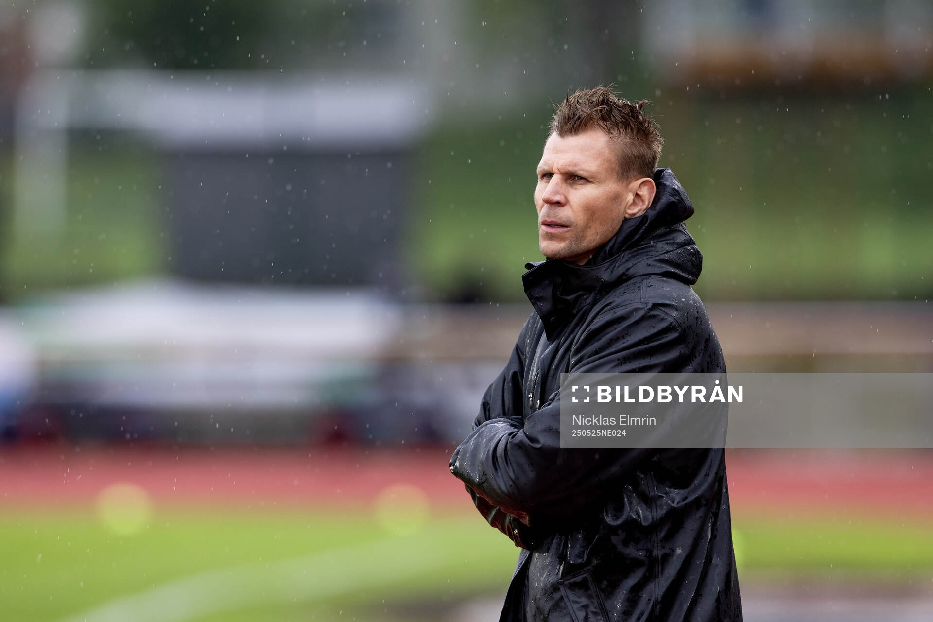 Kalmars tränare Toni Koskela under fotbollsmatchen i Superettan mellan Varberg och Kalmar den 25 maj 2025 i Varberg. 