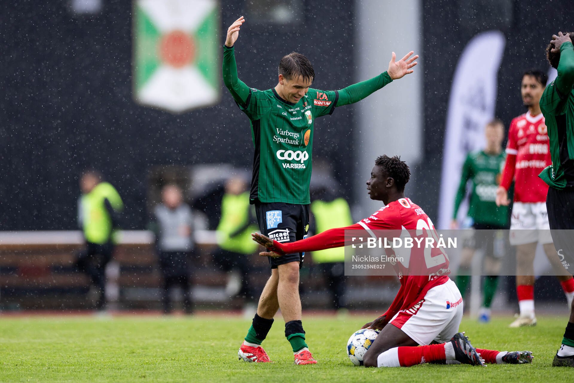Varbergs Isak Vidjeskog och Kalmars Gibril Sosseh under fotbollsmatchen i Superettan mellan Varberg och Kalmar den 25 maj 2025 i Varberg. 