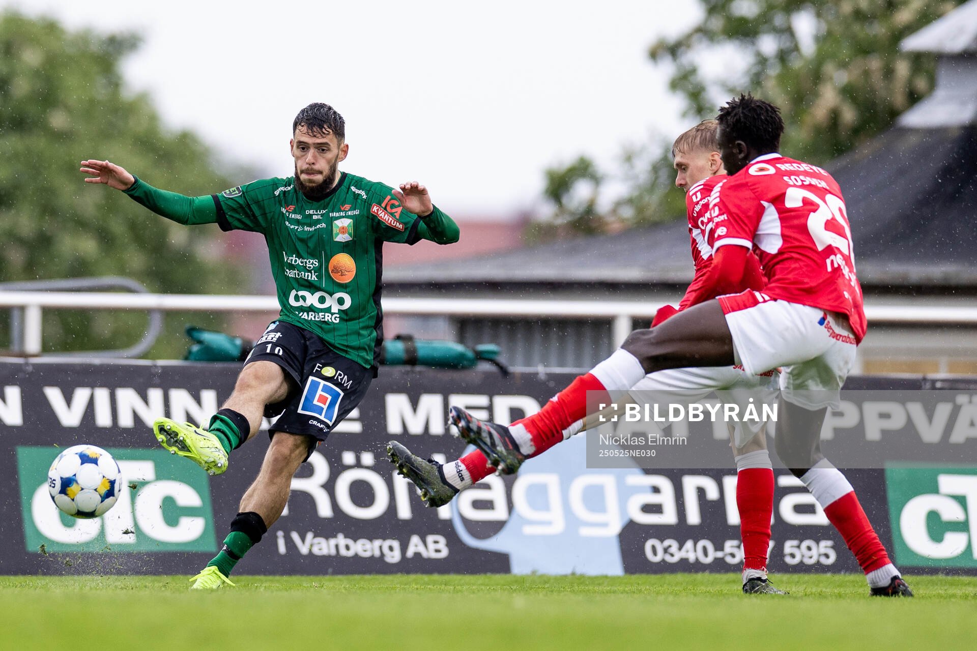 Varbergs Laorent Shabani under fotbollsmatchen i Superettan mellan Varberg och Kalmar den 25 maj 2025 i Varberg. 