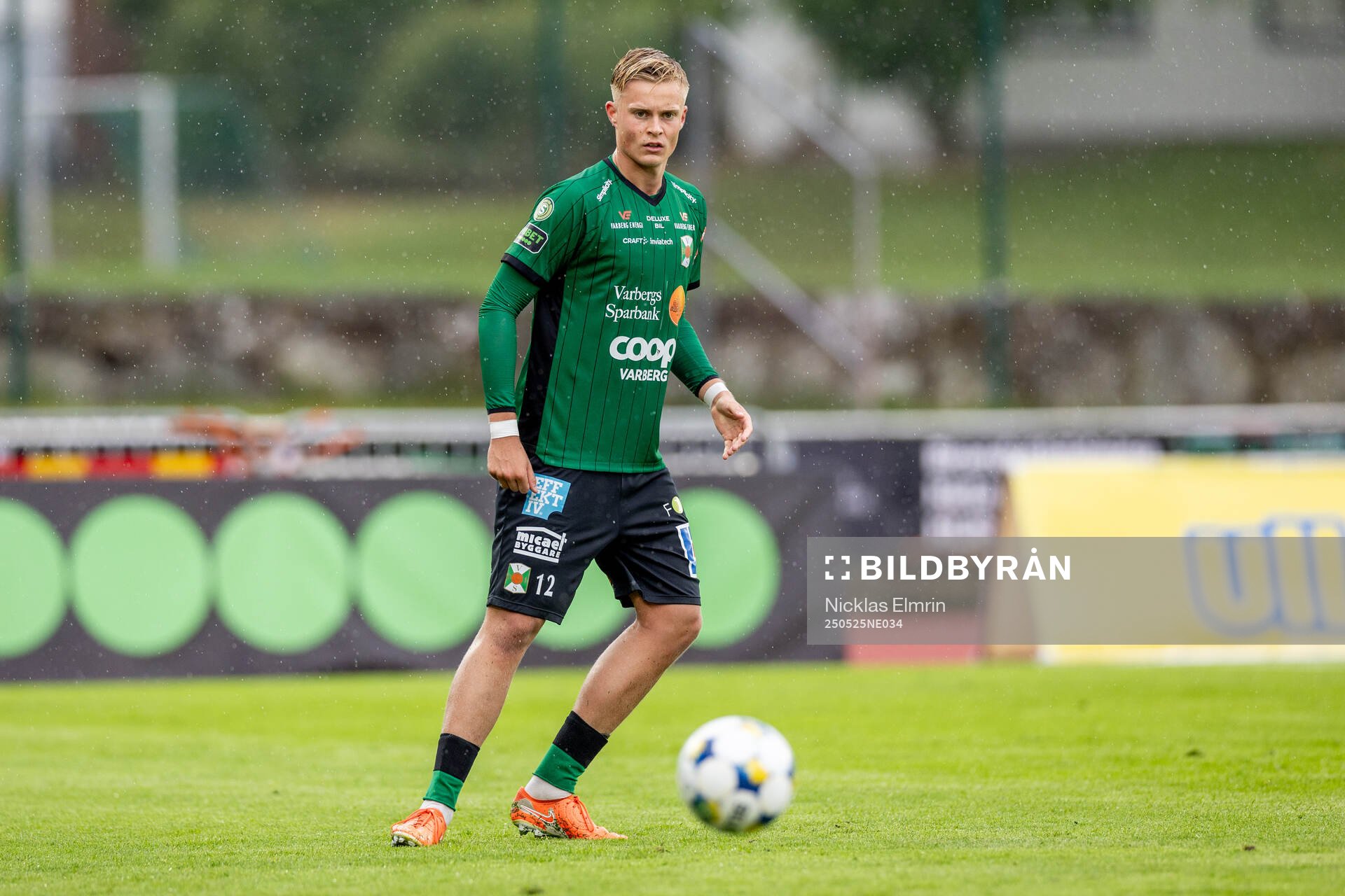 Varbergs Edvin Tellgren under fotbollsmatchen i Superettan mellan Varberg och Kalmar den 25 maj 2025 i Varberg. 
