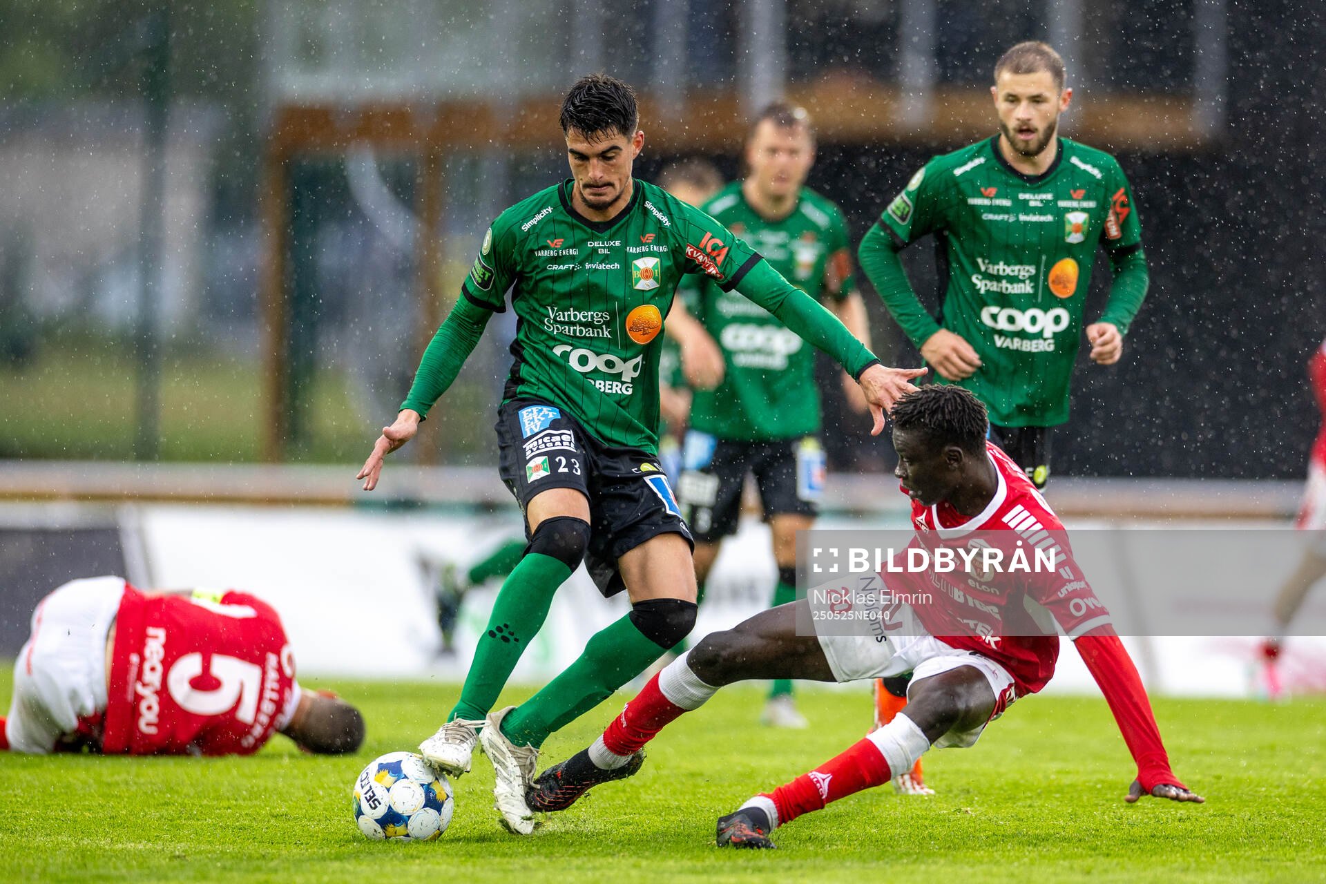 Varbergs Marc Ante Tokich och Kalmars Gibril Sosseh under fotbollsmatchen i Superettan mellan Varberg och Kalmar den 25 maj 2025 i Varberg. 