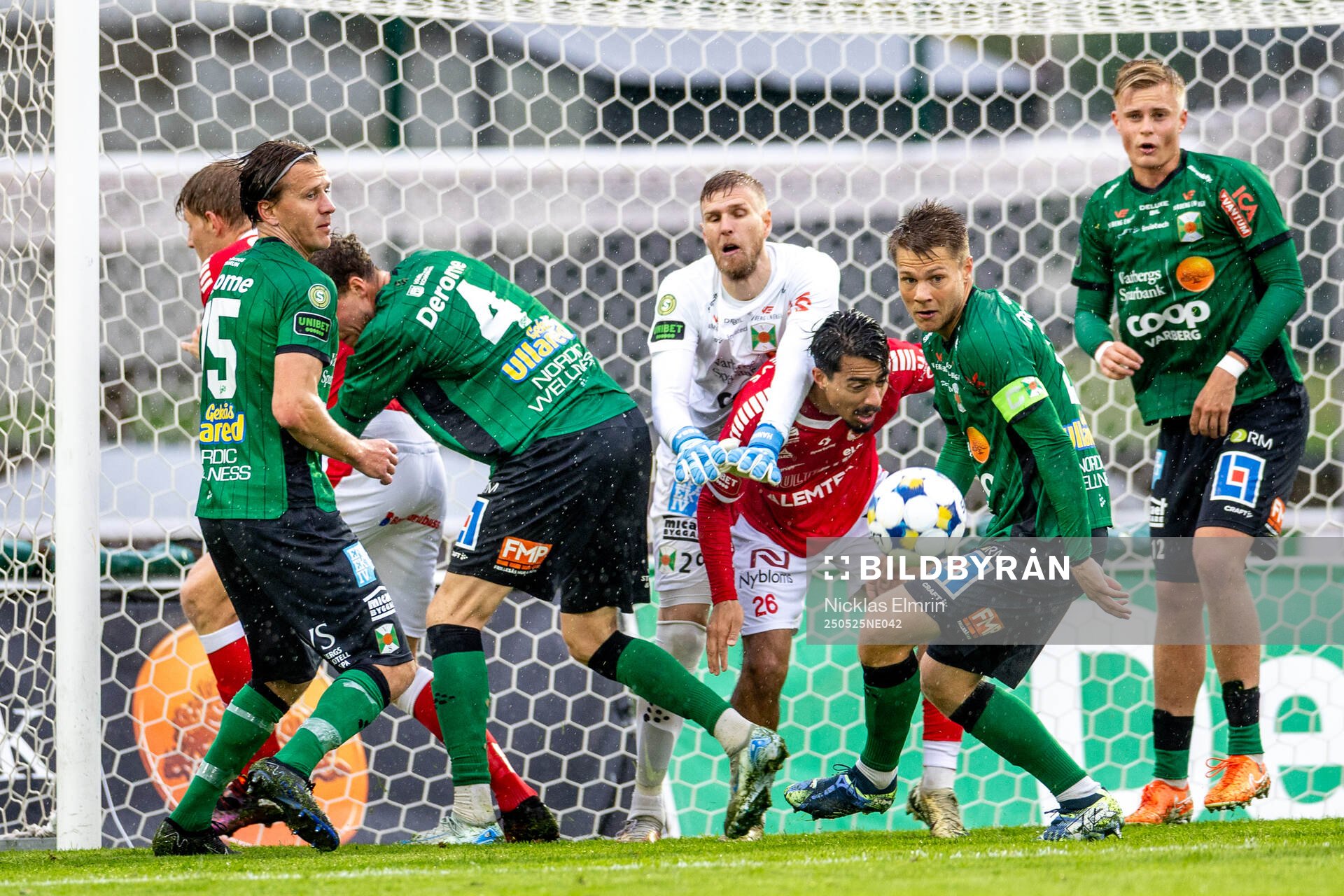 Varbergs målvakt Fredrik Andersson  under fotbollsmatchen i Superettan mellan Varberg och Kalmar den 25 maj 2025 i Varberg. 