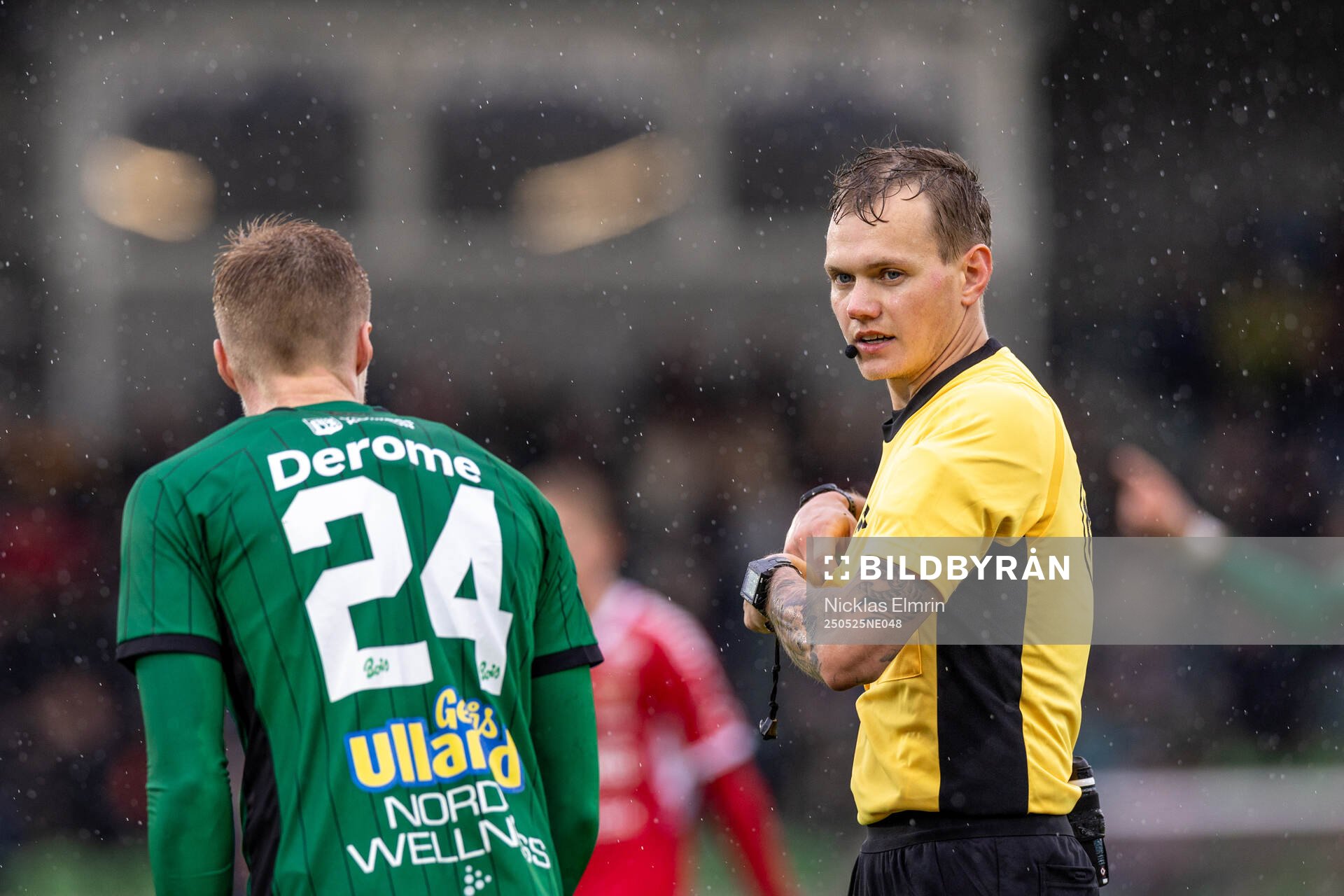 Domare Fredrik Alknäs under fotbollsmatchen i Superettan mellan Varberg och Kalmar den 25 maj 2025 i Varberg. 