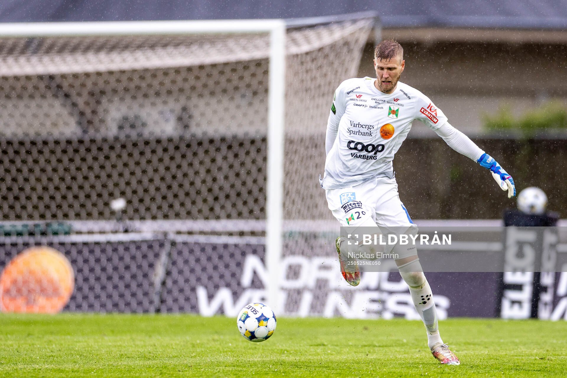 Varbergs målvakt Fredrik Andersson under fotbollsmatchen i Superettan mellan Varberg och Kalmar den 25 maj 2025 i Varberg. 