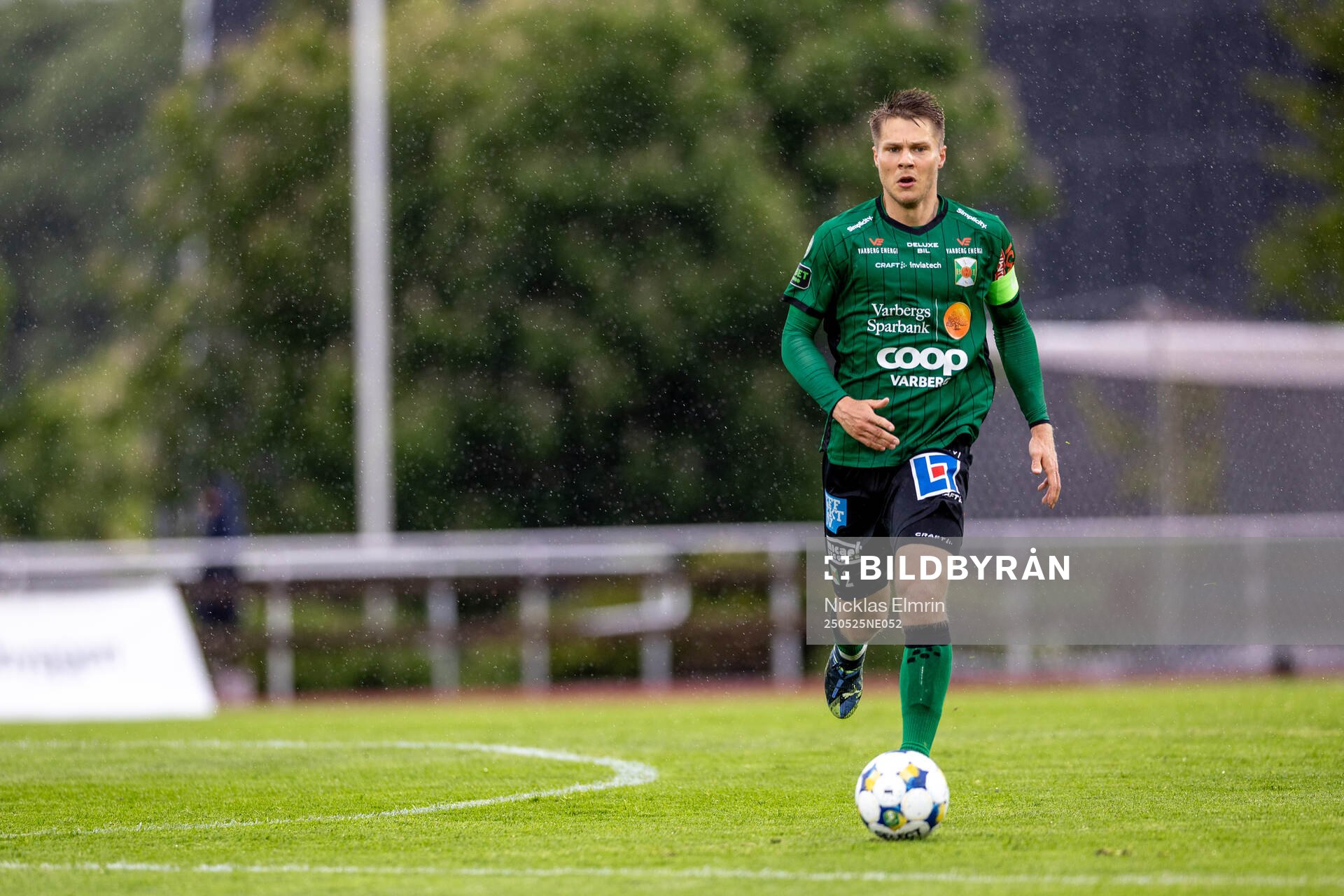 Varbergs Gustav Broman under fotbollsmatchen i Superettan mellan Varberg och Kalmar den 25 maj 2025 i Varberg. 