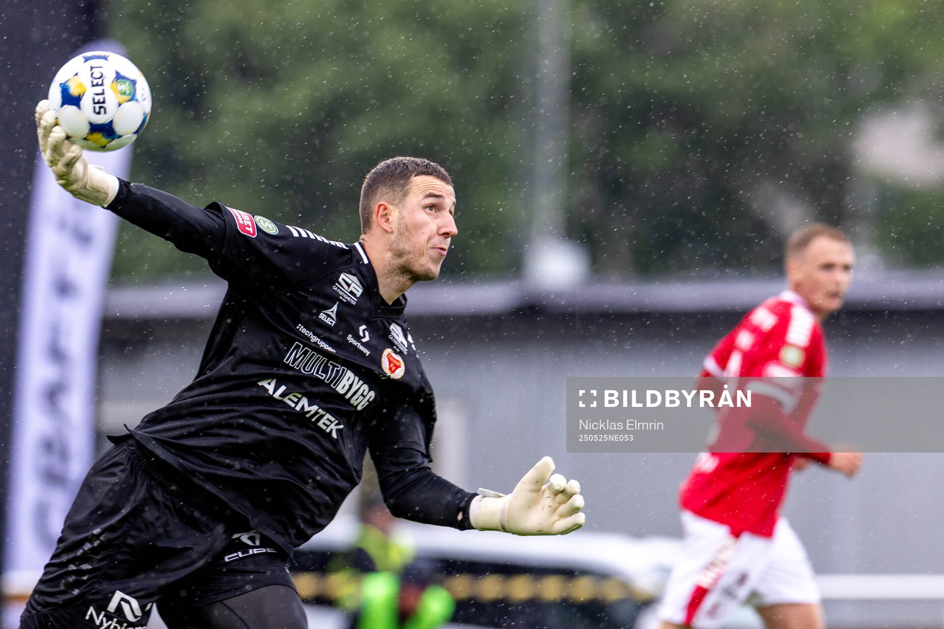 Kalmars målvakt Samuel Brolin under fotbollsmatchen i Superettan mellan Varberg och Kalmar den 25 maj 2025 i Varberg. 