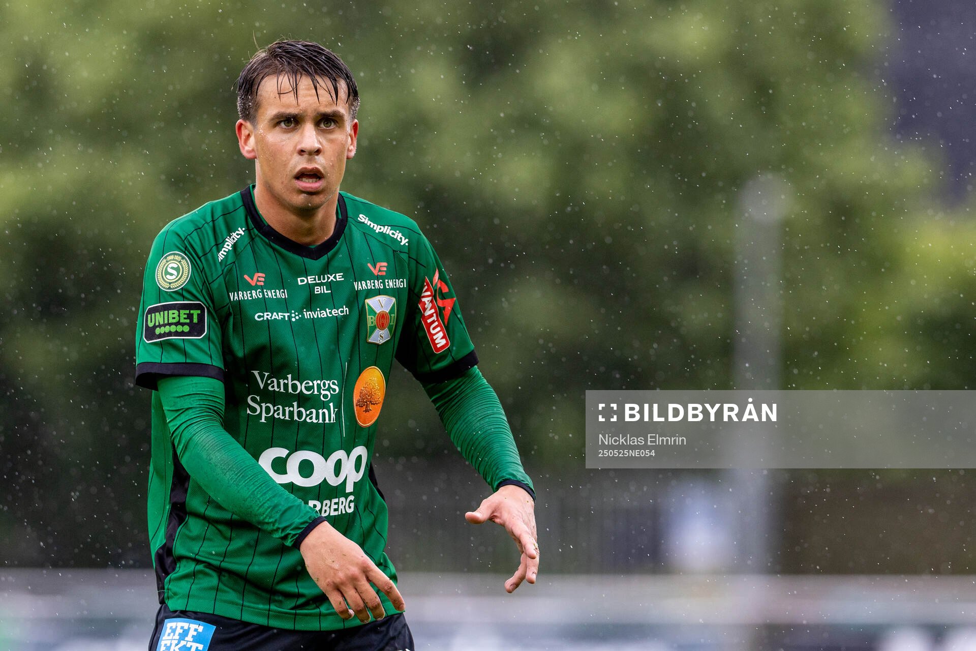 Varbergs Isak Vidjeskog under fotbollsmatchen i Superettan mellan Varberg och Kalmar den 25 maj 2025 i Varberg. 