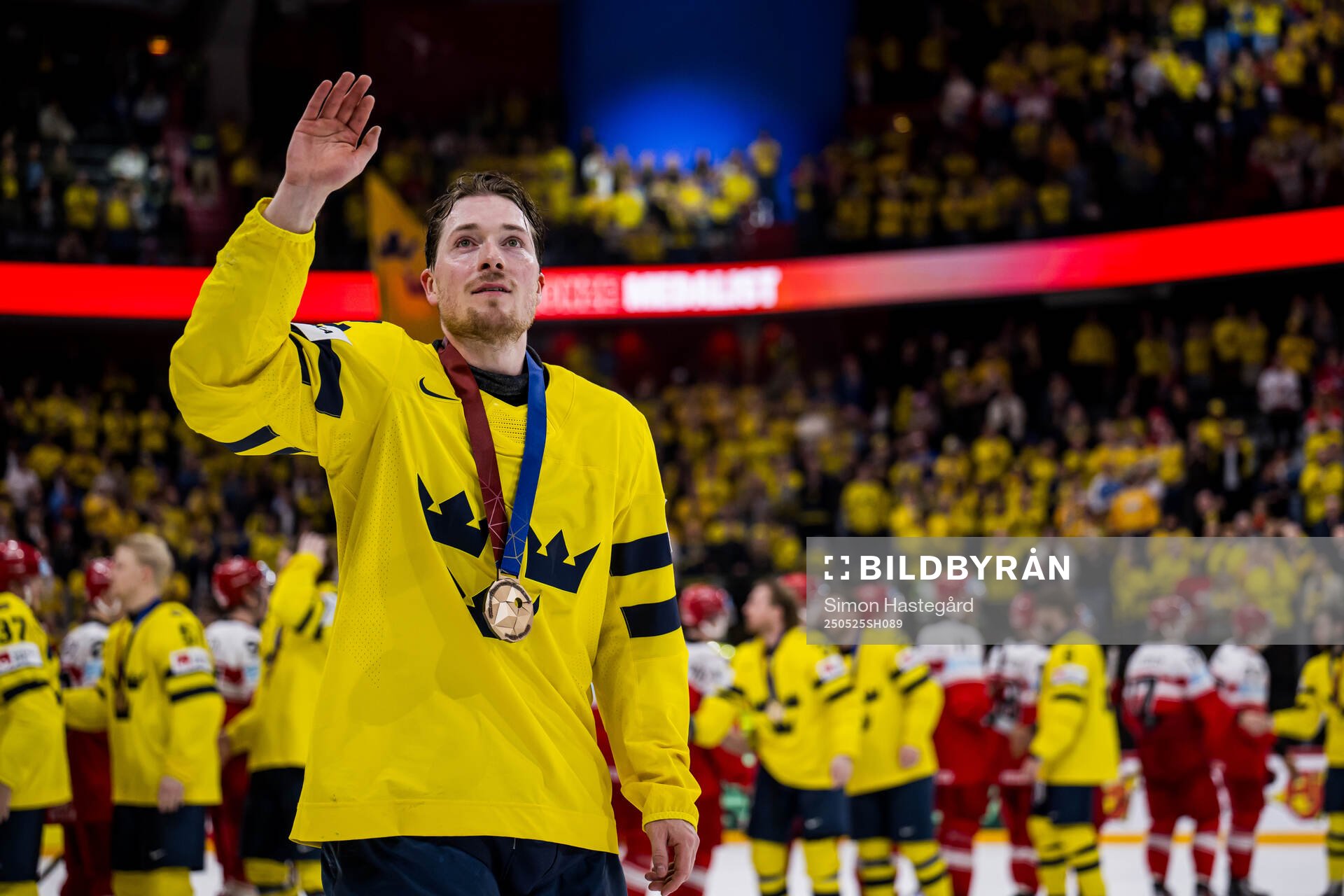 Jesper Frödén of Sweden with his bronze medal