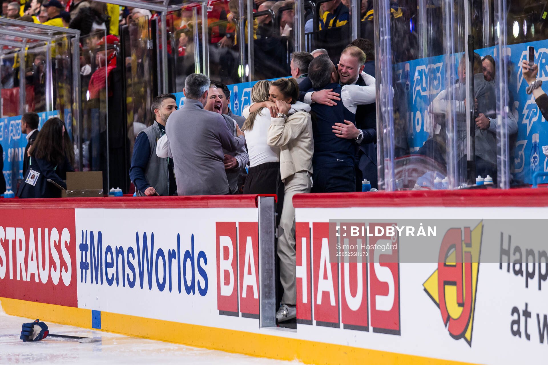 Head coach Ryan Warsofsky of USA celebrates
