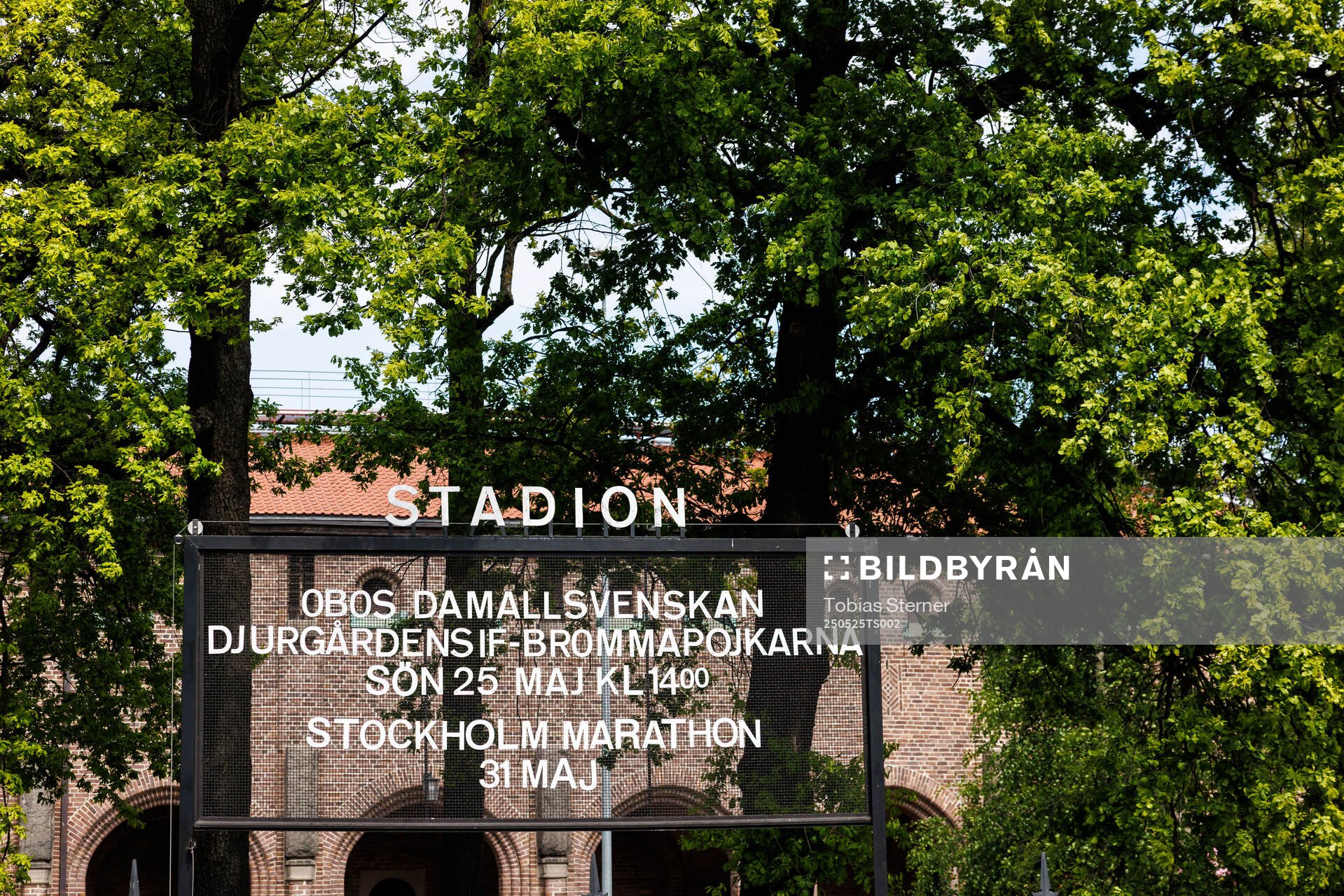 En skylt utanför Stockholms stadion inför fotbollsmatchen i Damallsvenskan mellan Djurgården och Brommapojkarna den 25 maj 2025 i Stockholm.