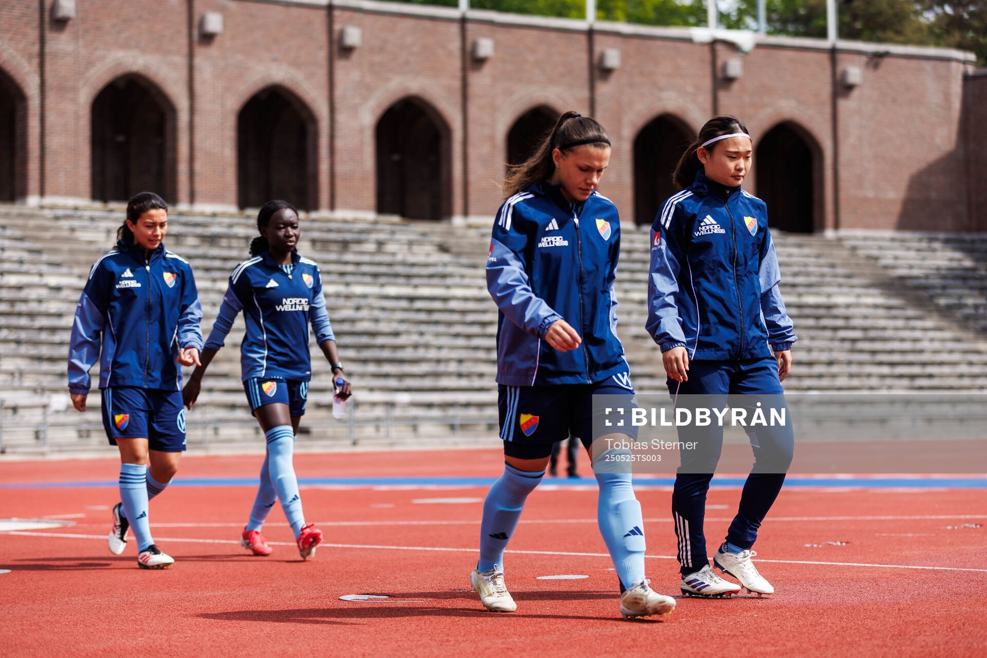 Djurgårdens spelare inför fotbollsmatchen i Damallsvenskan mellan Djurgården och Brommapojkarna den 25 maj 2025 i Stockholm. 