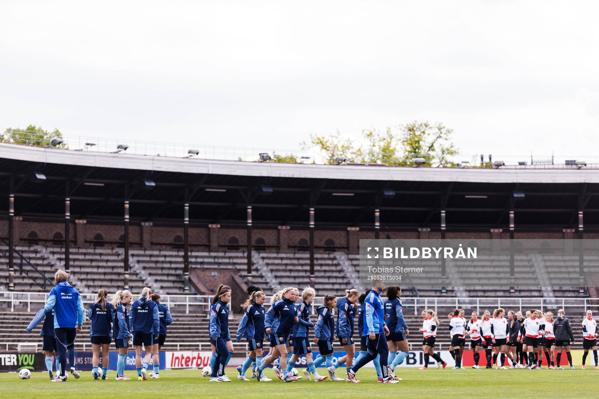 Djurgårdens spelare inför fotbollsmatchen i Damallsvenskan mellan Djurgården och Brommapojkarna den 25 maj 2025 i Stockholm. 