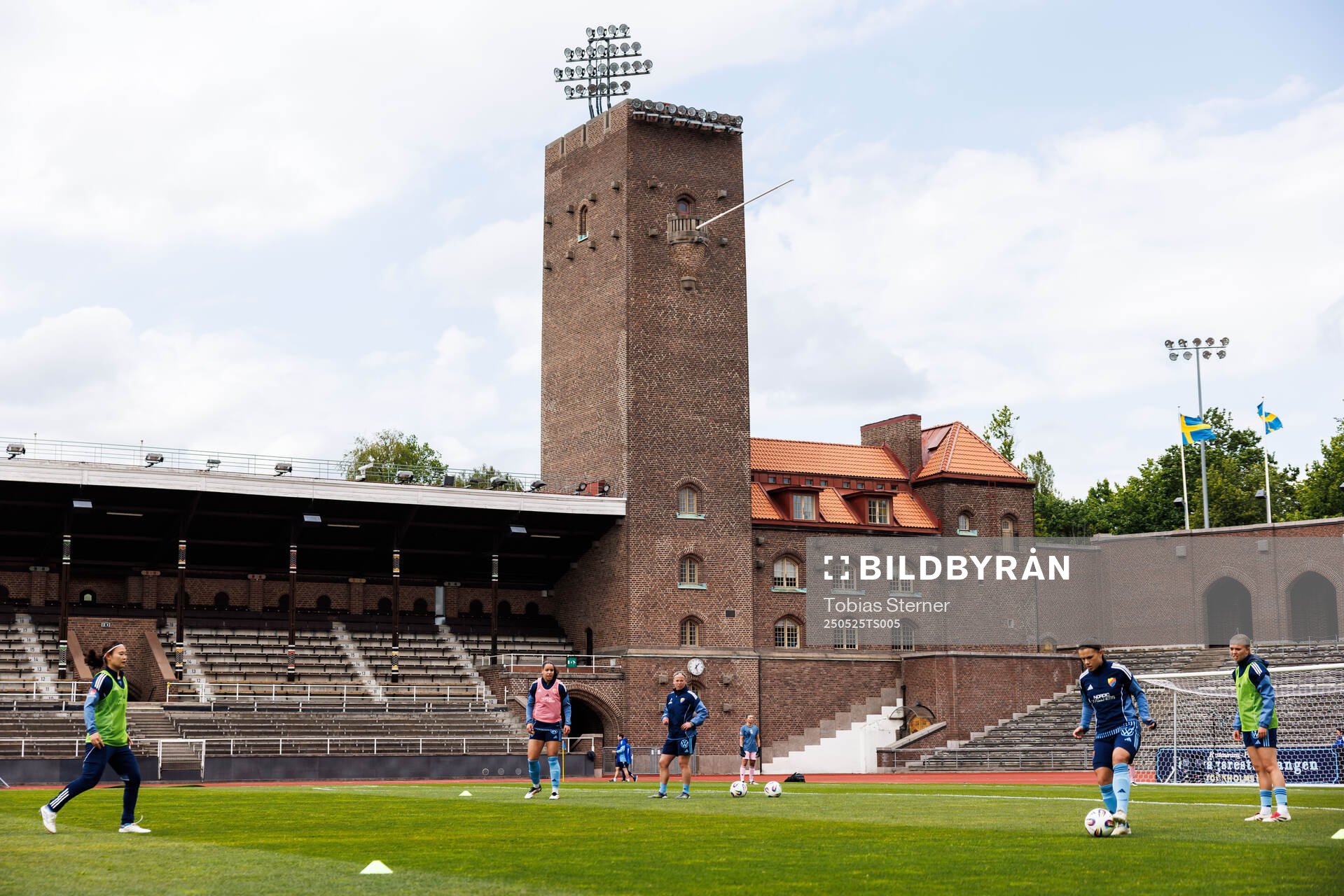 Djurgårdens spelare inför fotbollsmatchen i Damallsvenskan mellan Djurgården och Brommapojkarna den 25 maj 2025 i Stockholm. 