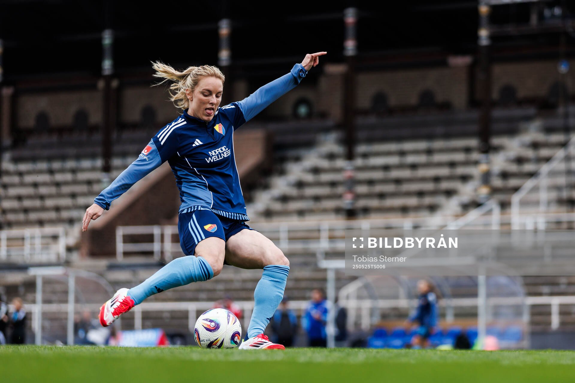 Djurgårdens Mimmi Larsson inför fotbollsmatchen i Damallsvenskan mellan Djurgården och Brommapojkarna den 25 maj 2025 i Stockholm.