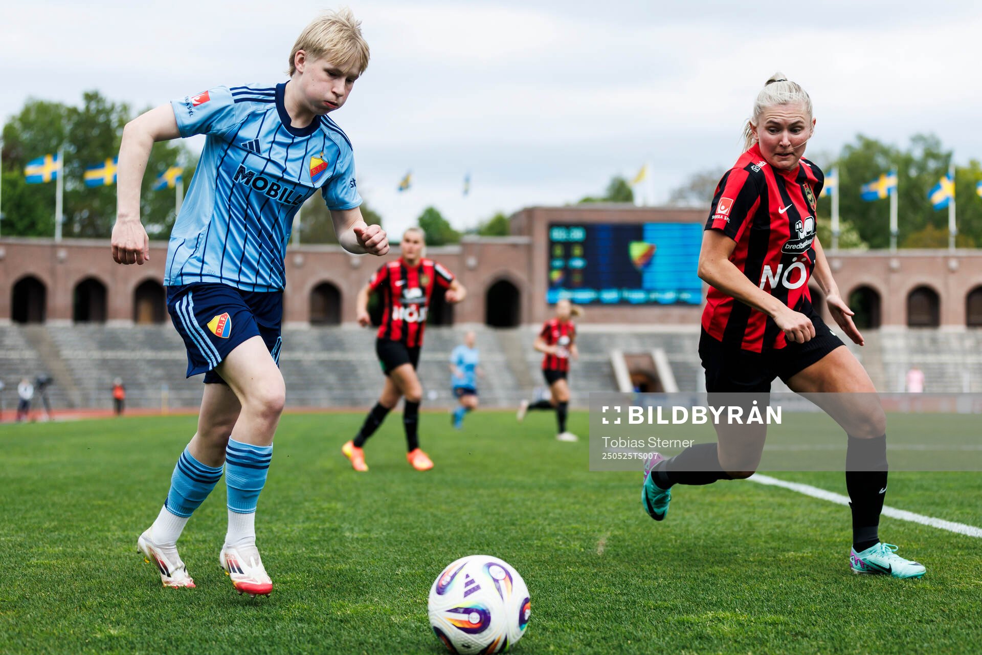 Djurgårdens Olivia Ulenius och Brommapojkarnas Ellen Toivio