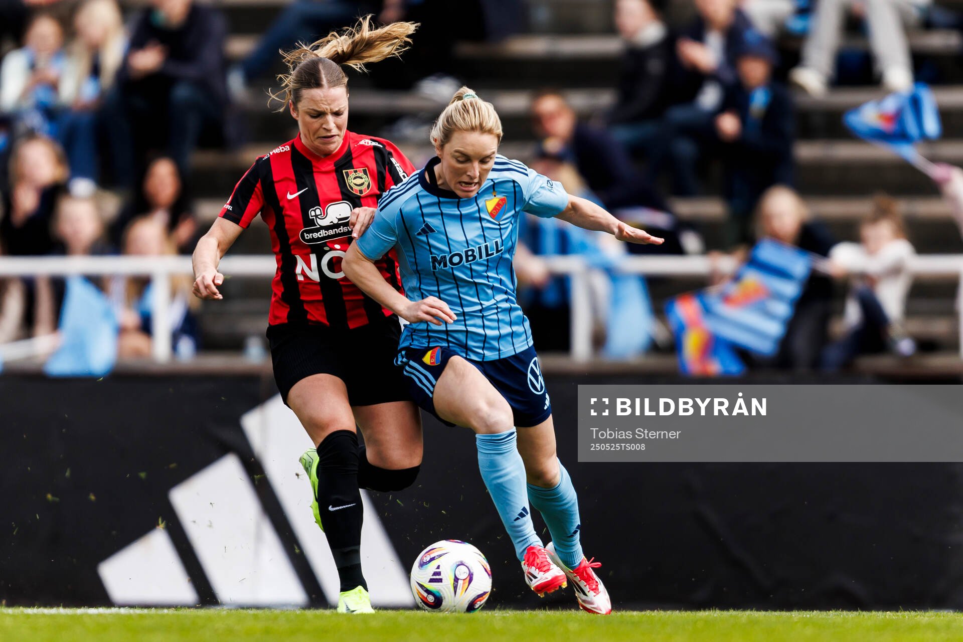 Brommapojkarnas Isabelle Navrén och Djurgårdens Mimmi Larsson under fotbollsmatchen i Damallsvenskan mellan Djurgården och Brommapojkarna den 25 maj 2025 i Stockholm.