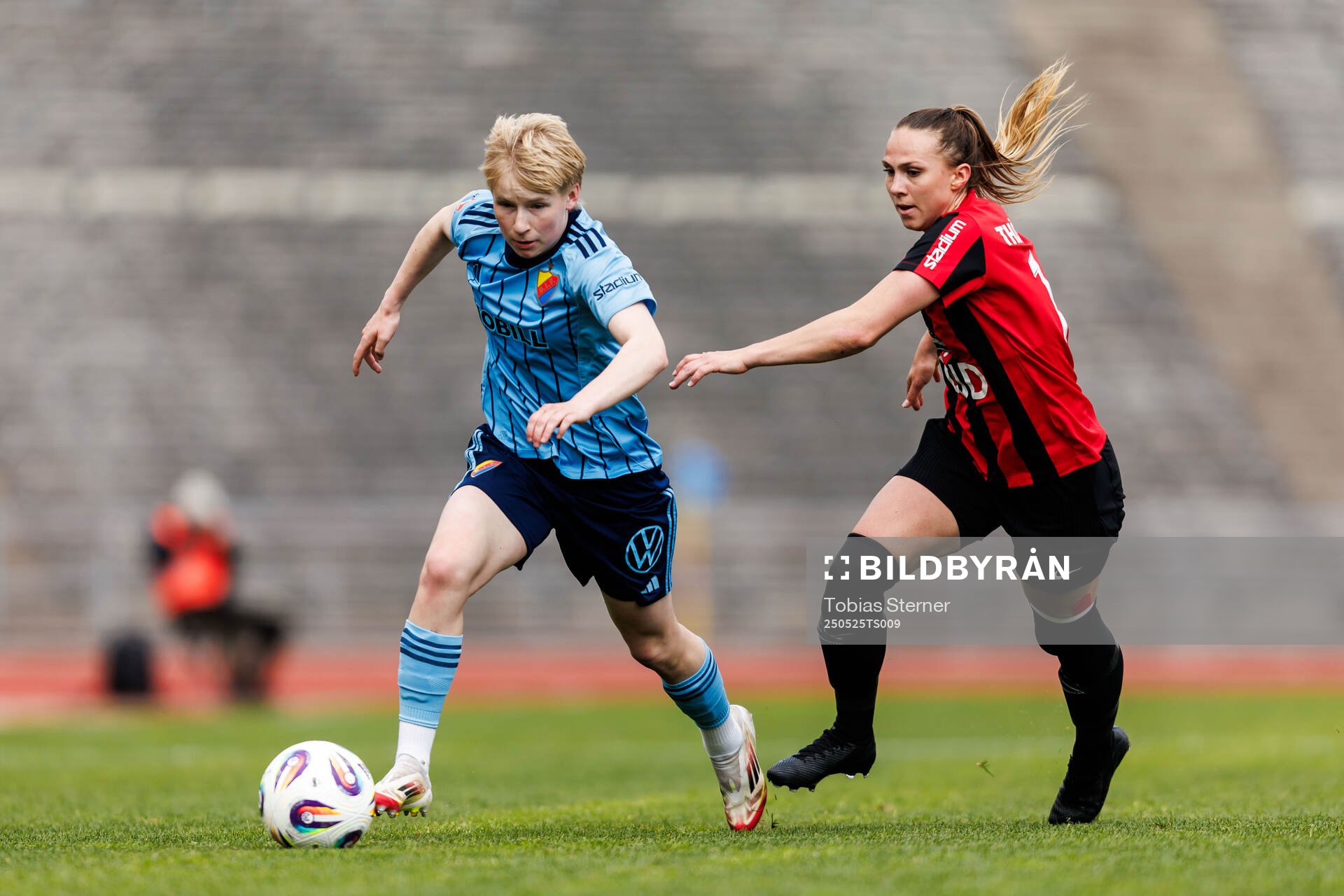 Djurgårdens Olivia Ulenius och Brommapojkarnas Frida Thörnqvist under fotbollsmatchen i Damallsvenskan mellan Djurgården och Brommapojkarna den 25 maj 2025 i Stockholm.