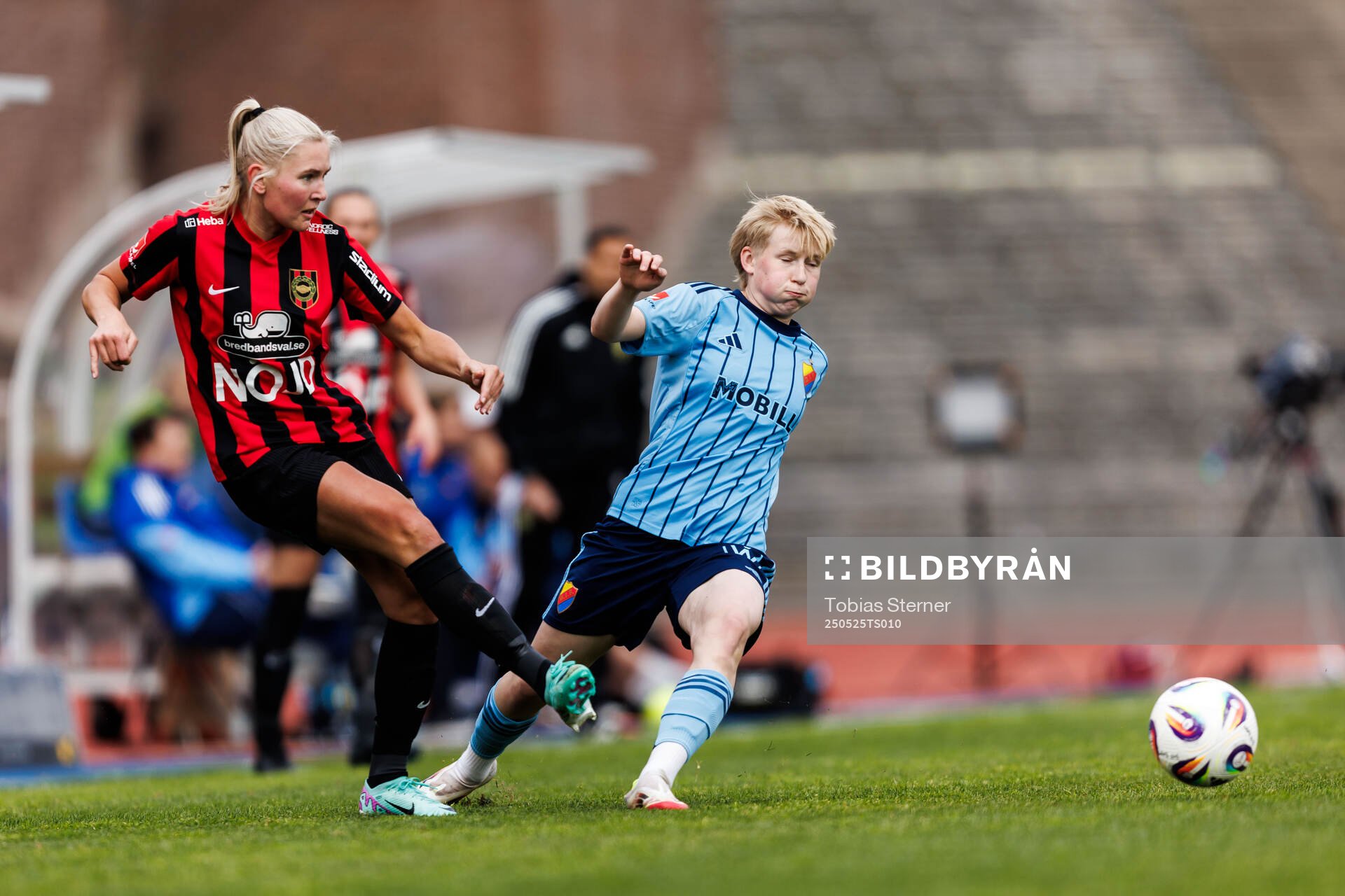 Brommapojkarnas Ellen Toivio och Djurgårdens Olivia Ulenius under fotbollsmatchen i Damallsvenskan mellan Djurgården och Brommapojkarna den 25 maj 2025 i Stockholm.