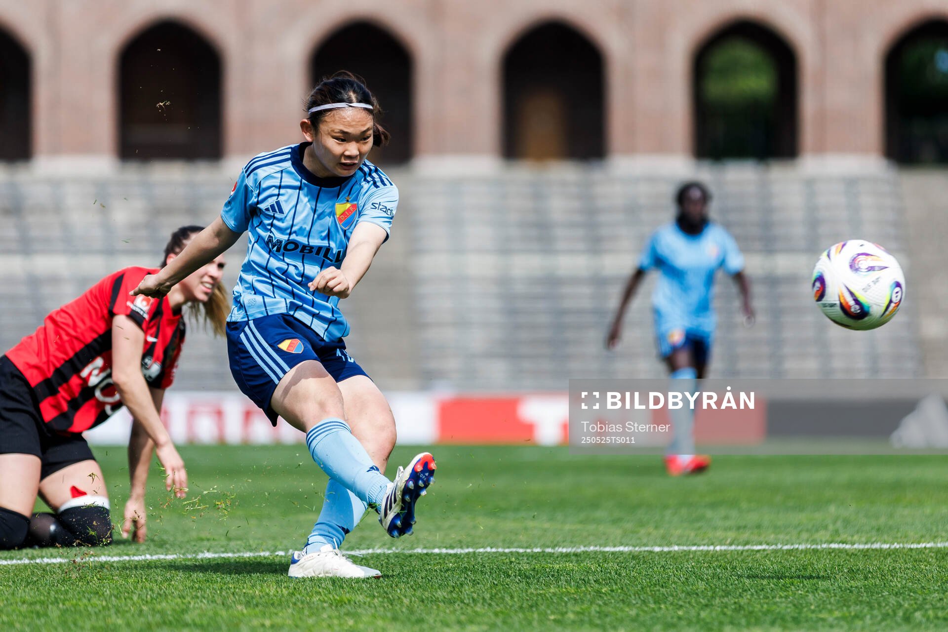 Djurgårdens Urara Watanabe under fotbollsmatchen i Damallsvenskan mellan Djurgården och Brommapojkarna den 25 maj 2025 i Stockholm.