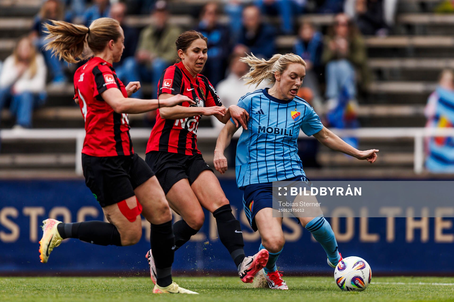 Brommapojkarnas Julia Olsson och Djurgårdens Mimmi Larsson under fotbollsmatchen i Damallsvenskan mellan Djurgården och Brommapojkarna den 25 maj 2025 i Stockholm.