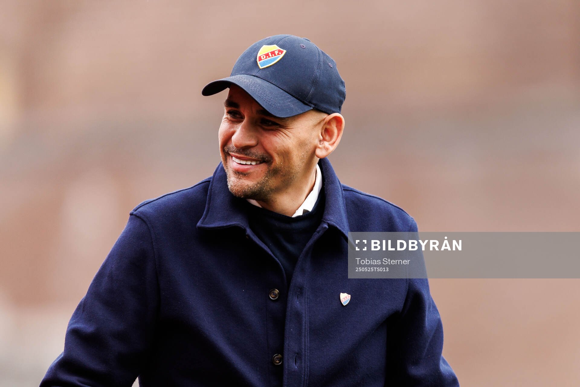 Djurgårdens tränare Marcelo Fernandez under fotbollsmatchen i Damallsvenskan mellan Djurgården och Brommapojkarna den 25 maj 2025 i Stockholm.