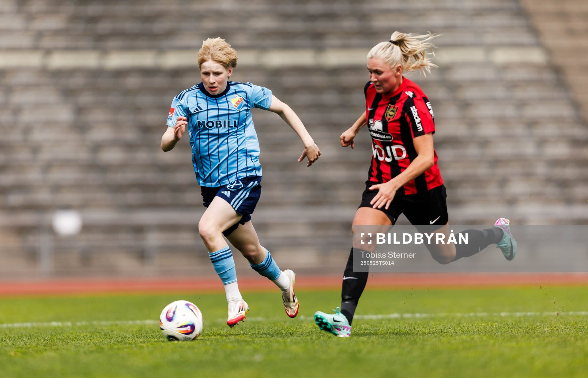 Djurgårdens Olivia Ulenius och Brommapojkarnas Ellen Toivio under fotbollsmatchen i Damallsvenskan mellan Djurgården och Brommapojkarna den 25 maj 2025 i Stockholm.