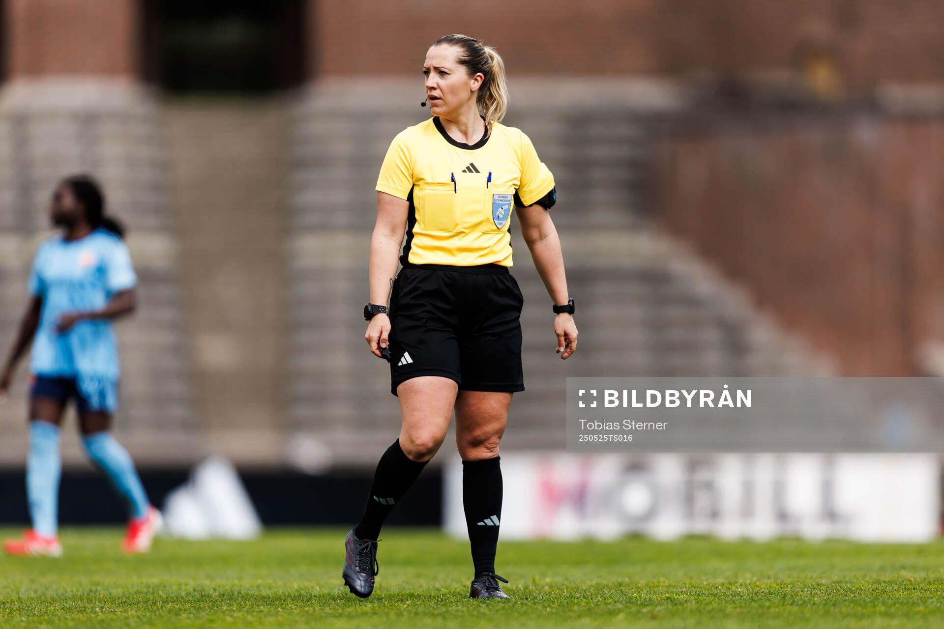 Domare Cecilia Ekwall under fotbollsmatchen i Damallsvenskan mellan Djurgården och Brommapojkarna den 25 maj 2025 i Stockholm.