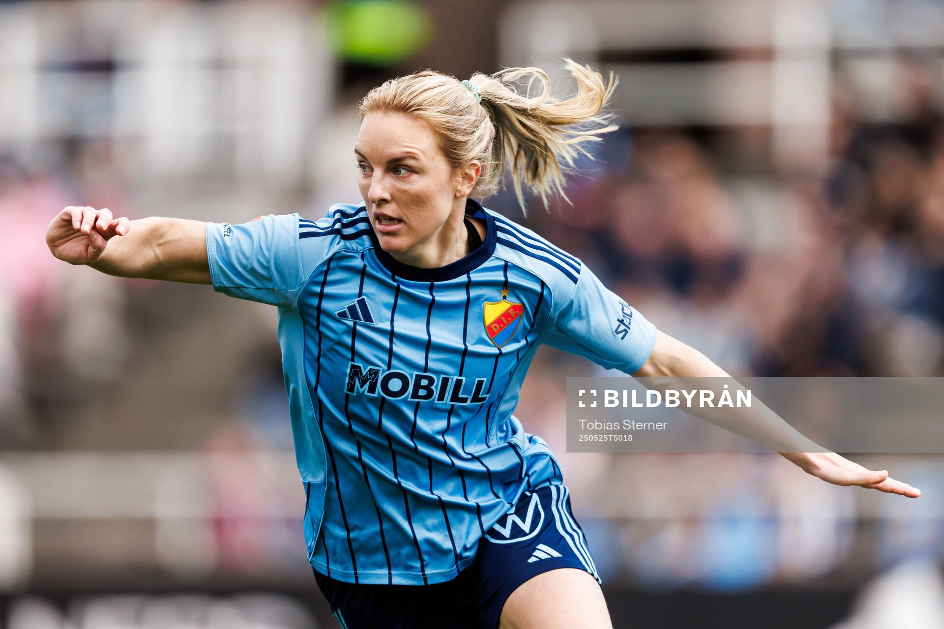 Djurgårdens Mimmi Larsson under fotbollsmatchen i Damallsvenskan mellan Djurgården och Brommapojkarna den 25 maj 2025 i Stockholm.