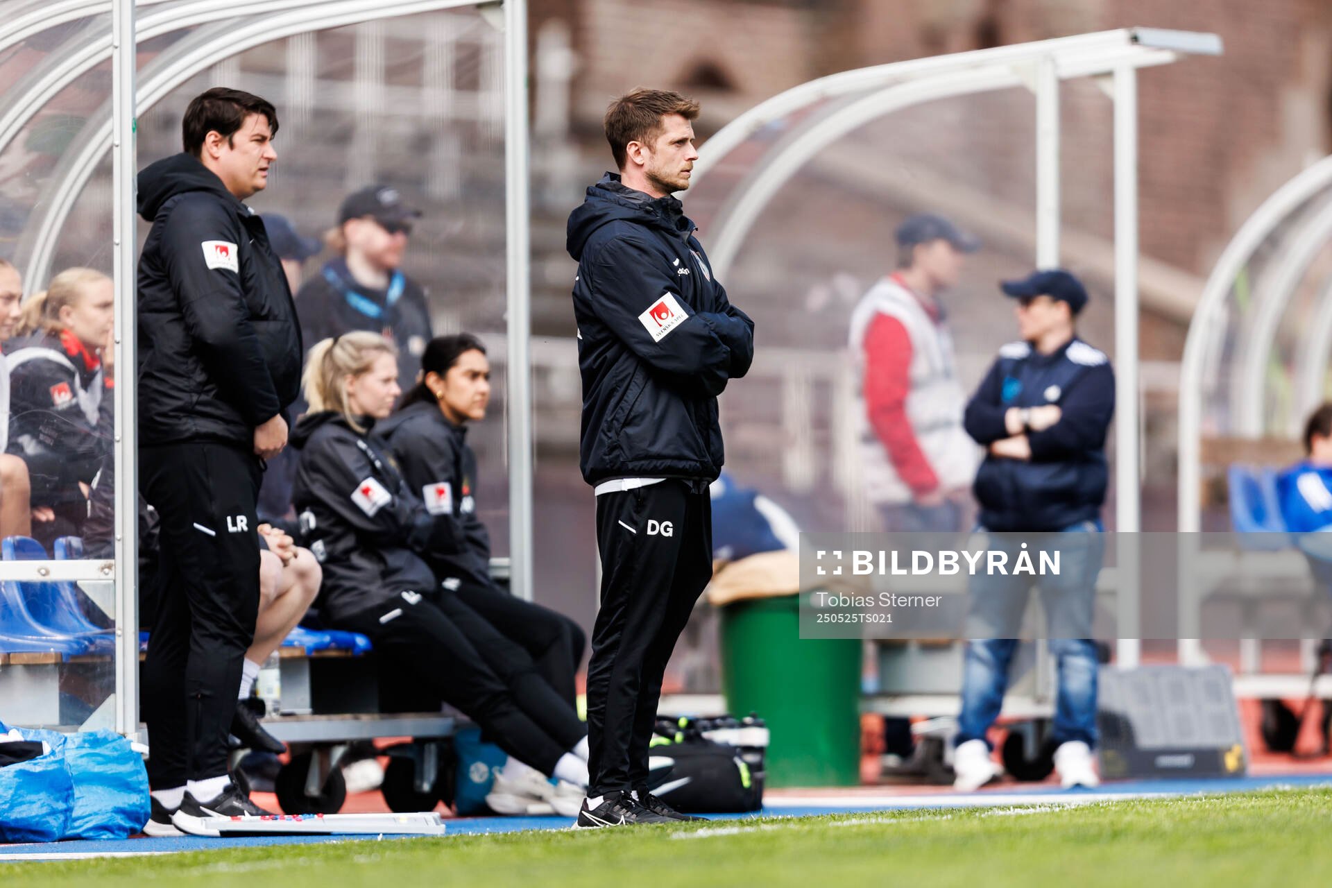 Brommapojkarnas tränare Daniel Gunnars under fotbollsmatchen i Damallsvenskan mellan Djurgården och Brommapojkarna den 25 maj 2025 i Stockholm.