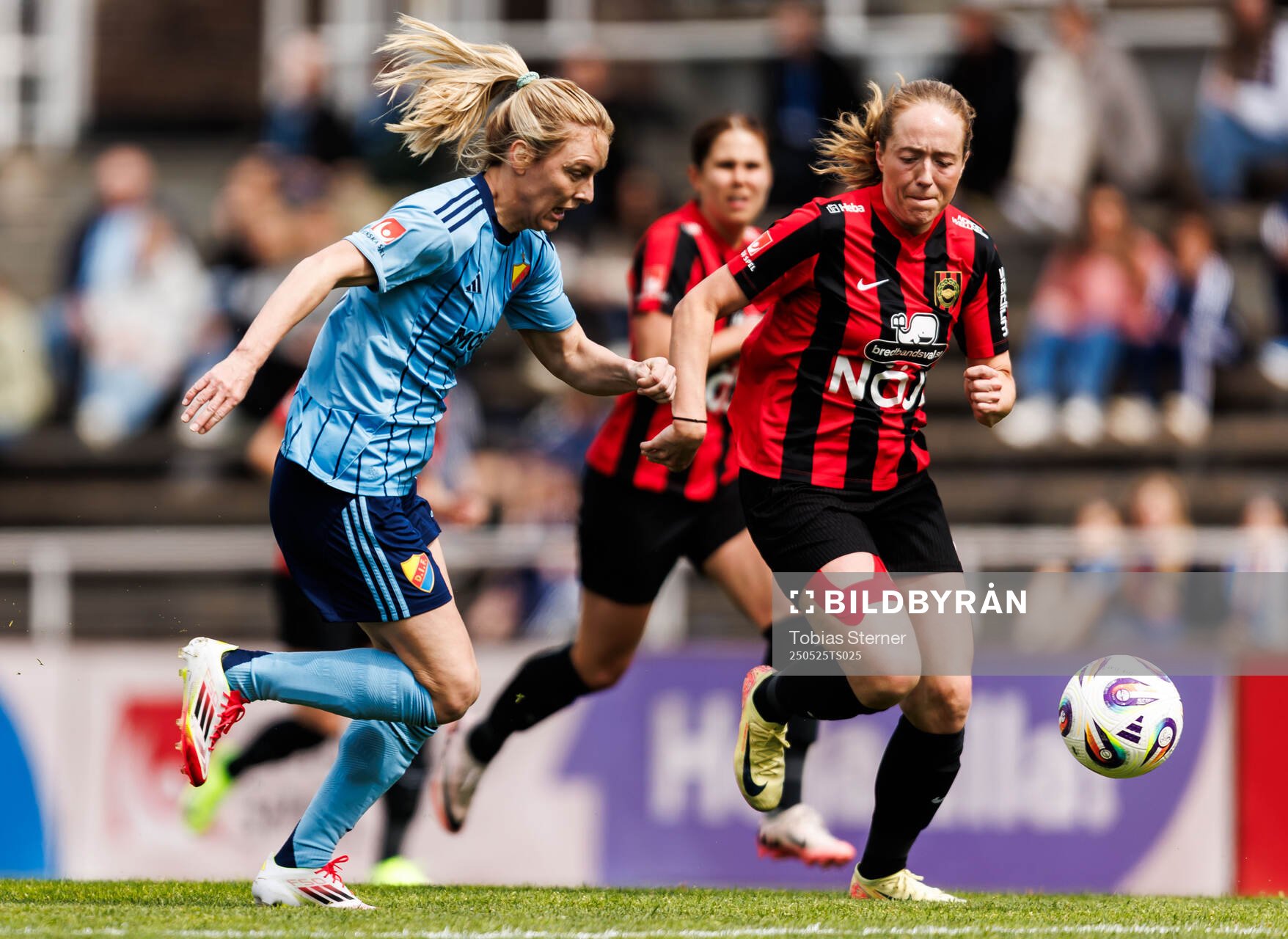 Djurgårdens Mimmi Larsson och Brommapojkarnas Alice Ahlberg under fotbollsmatchen i Damallsvenskan mellan Djurgården och Brommapojkarna den 25 maj 2025 i Stockholm.